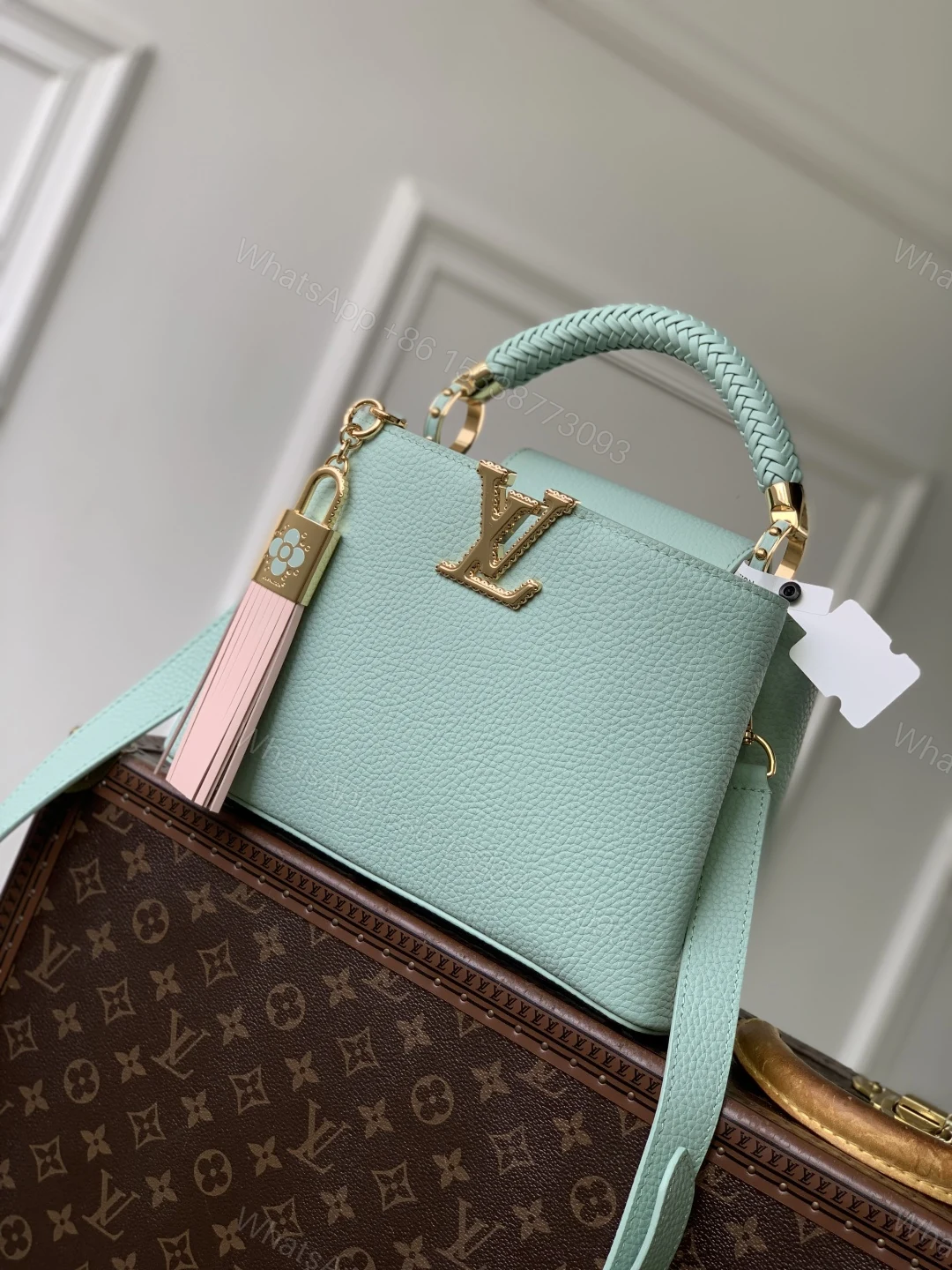 LV A貨 Capucines Mini 奶綠色手提包 清新色系優雅金屬Logo設計 — view 1