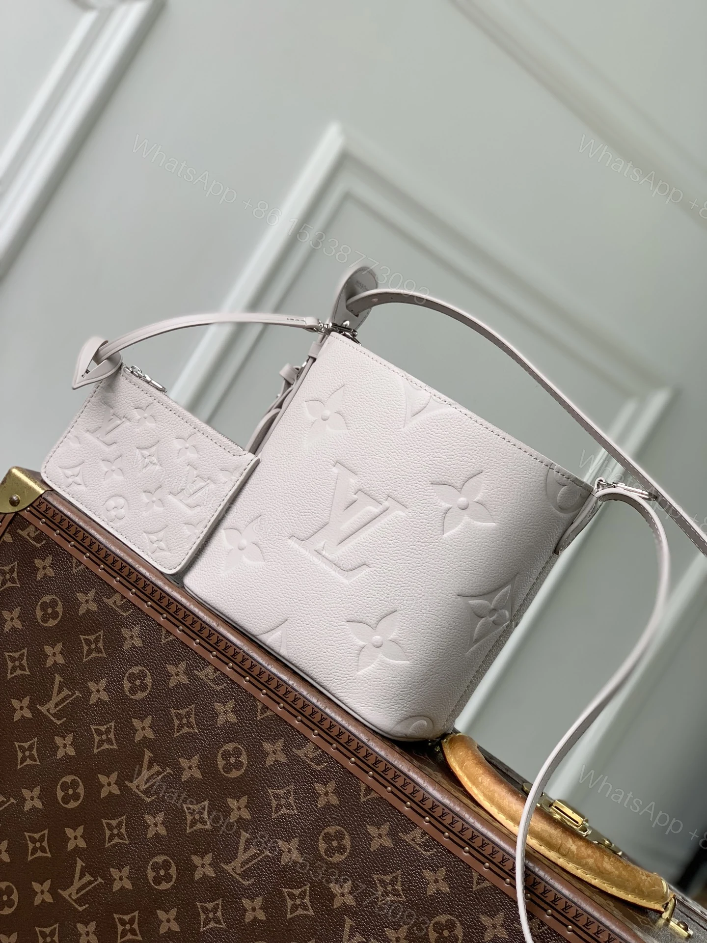 LV 高仿 M28342 白色壓紋 Monogram 小方包 女款單肩斜背包 高端氣質精品包 — view 1