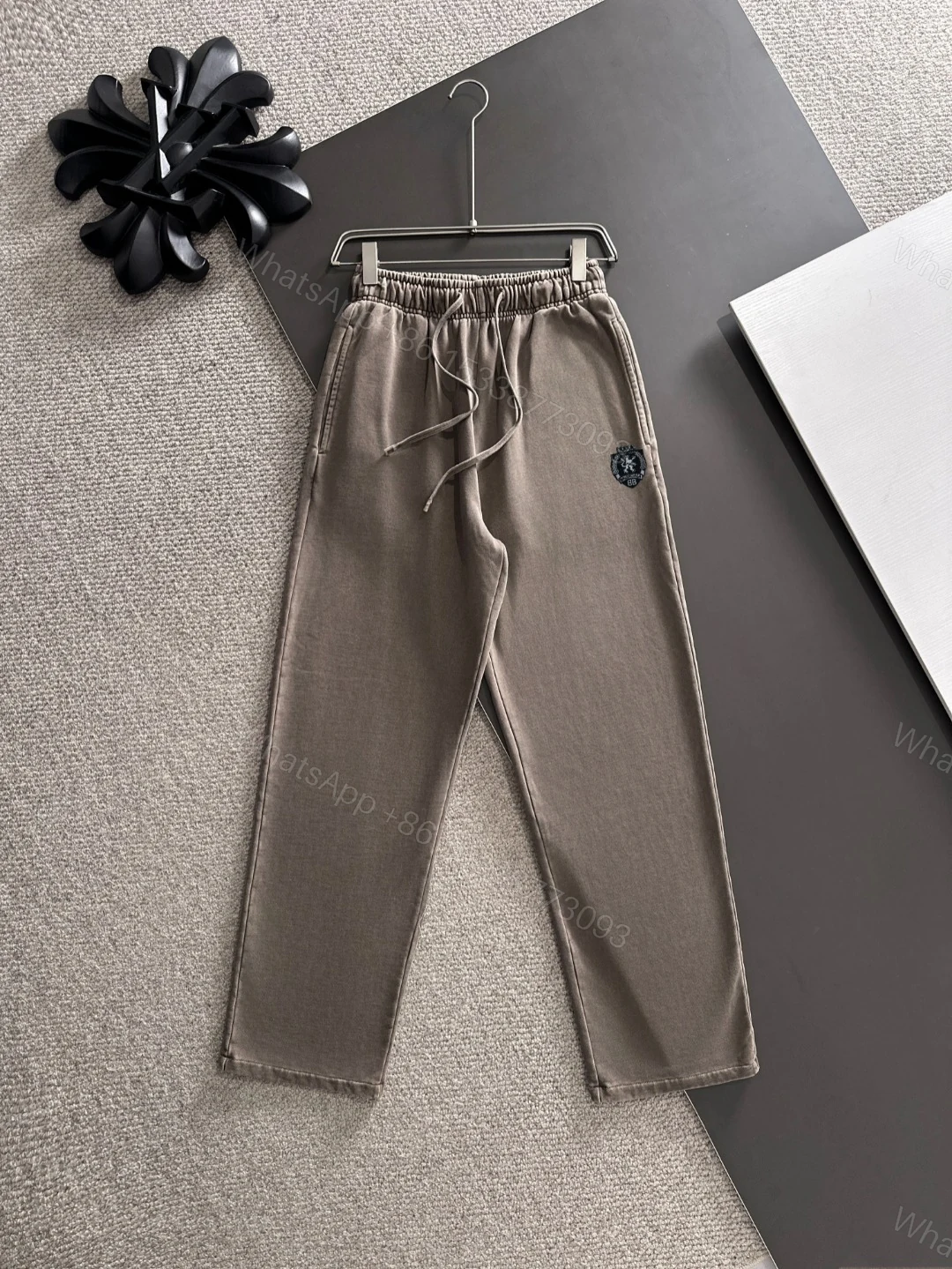 Balenciaga 高仿男士運動褲 卡其色盾章 百搭休閒感 — view 1