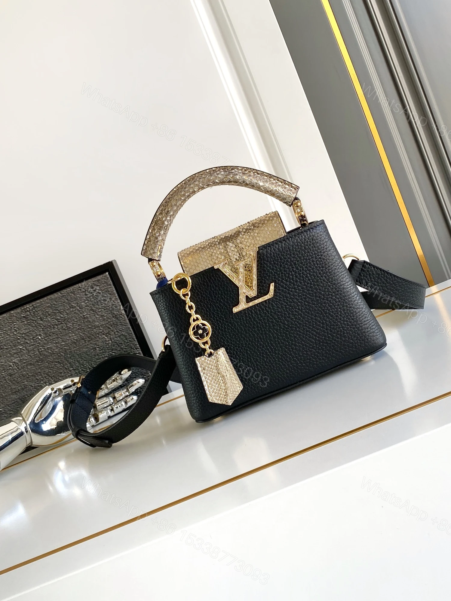 LV 高仿 女款 Capucines 黑色蛇紋手提包 經典斜背包 — view 1