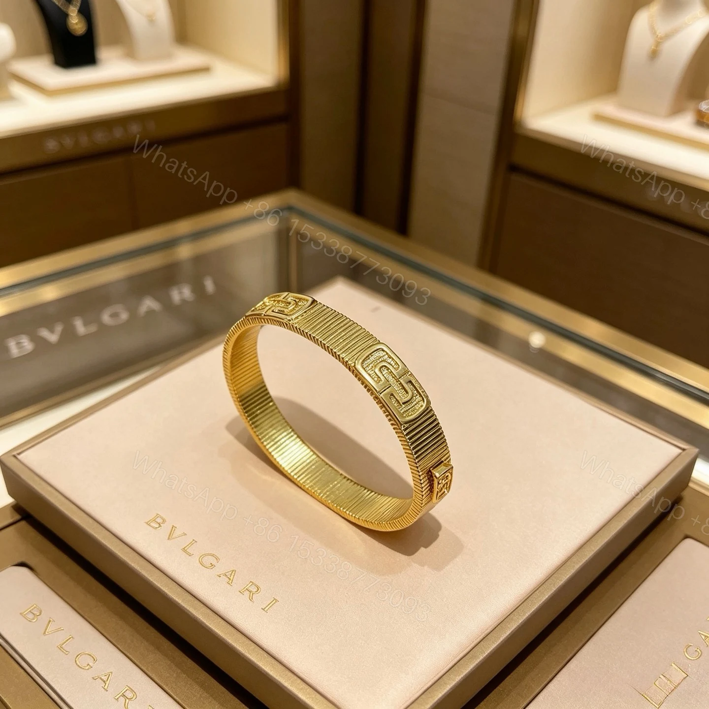 BVLGARI 復刻 寬版金色手鐲 幾何紋理設計 個性款 — view 1