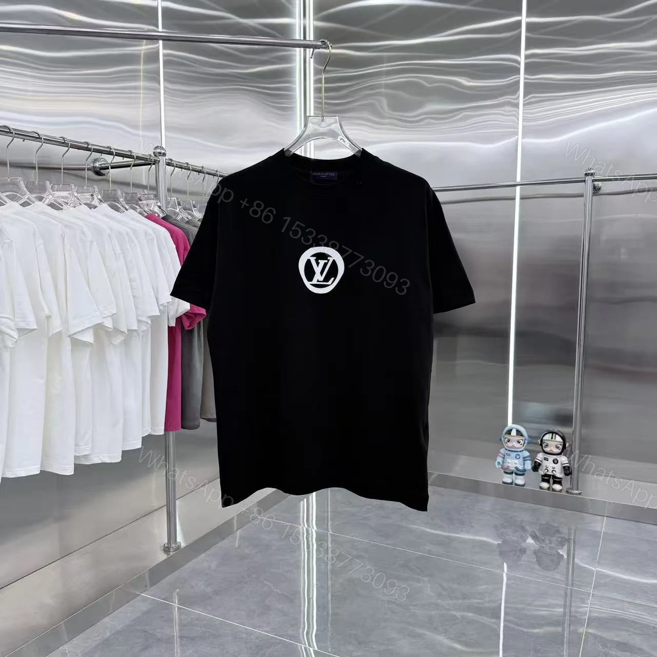 2026 高仿 LV 黑色圓形 Logo 印花短袖|簡約街頭風 男款百搭上衣 — view 1