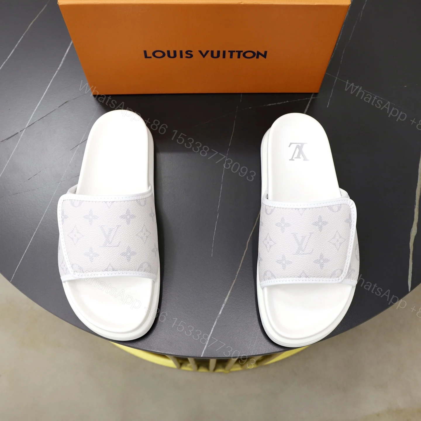 LV 高仿 男款 拖鞋 Monogram 壓紋 白色 簡約休閒風 — view 1