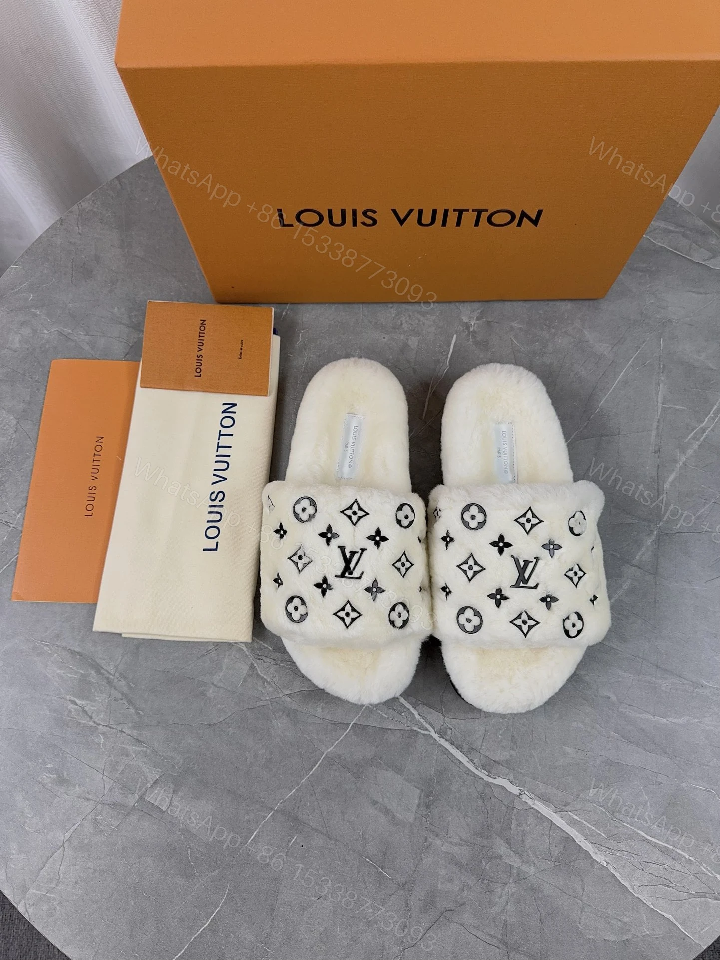 LV 高仿毛毛拖鞋 白色黑紋經典對比款 — view 1