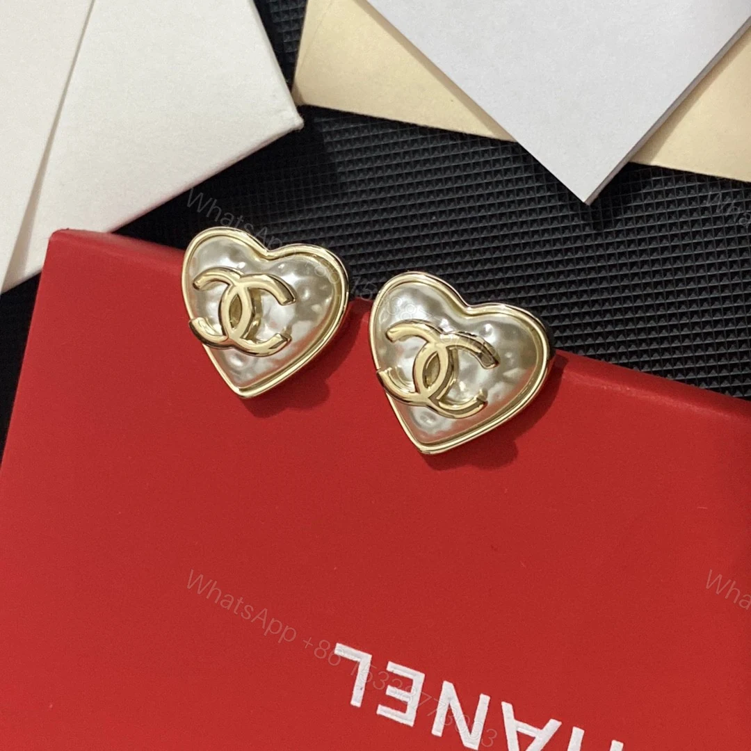 Chanel高仿珍珠愛心耳環 女款米白光澤立體設計飾品 — view 1