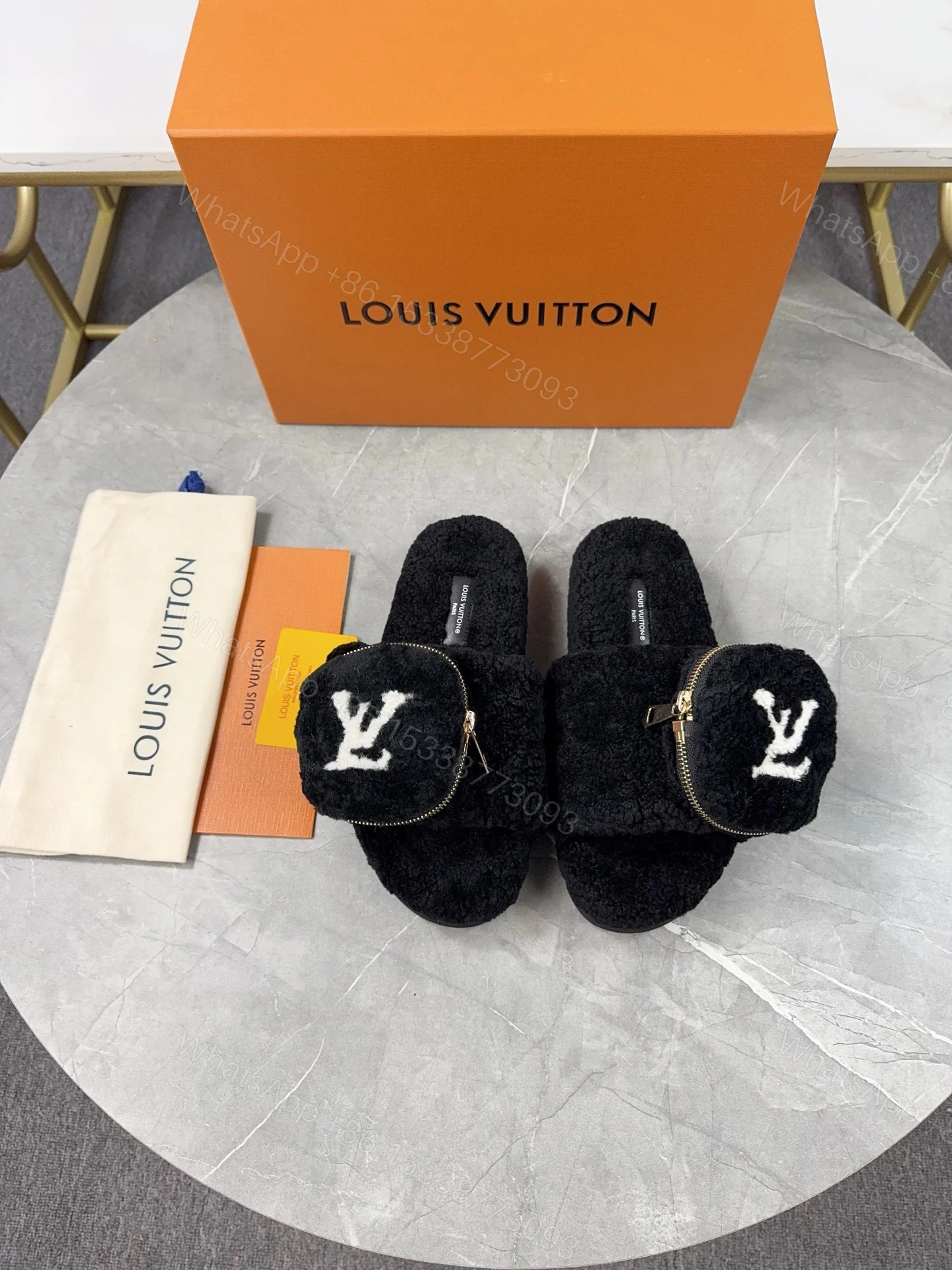 LV 高仿毛絨拖鞋 黑色小口袋設計百搭款 — view 1