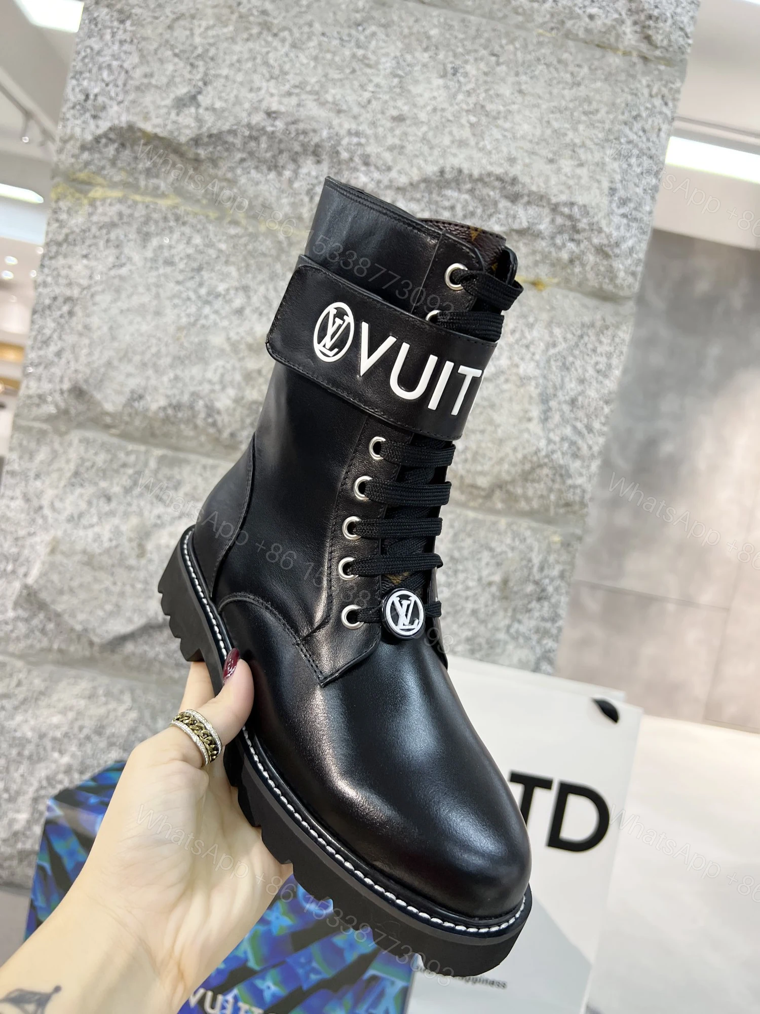 LV 一比一黑色高筒綁帶軍靴 女士厚底時尚馬丁靴 — view 1