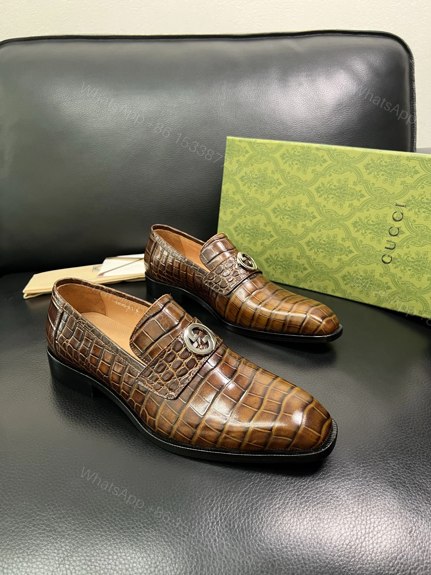 Gucci A貨男士鱷魚紋皮鞋 淺棕亮面金屬飾扣 高端質感設計 — view 1
