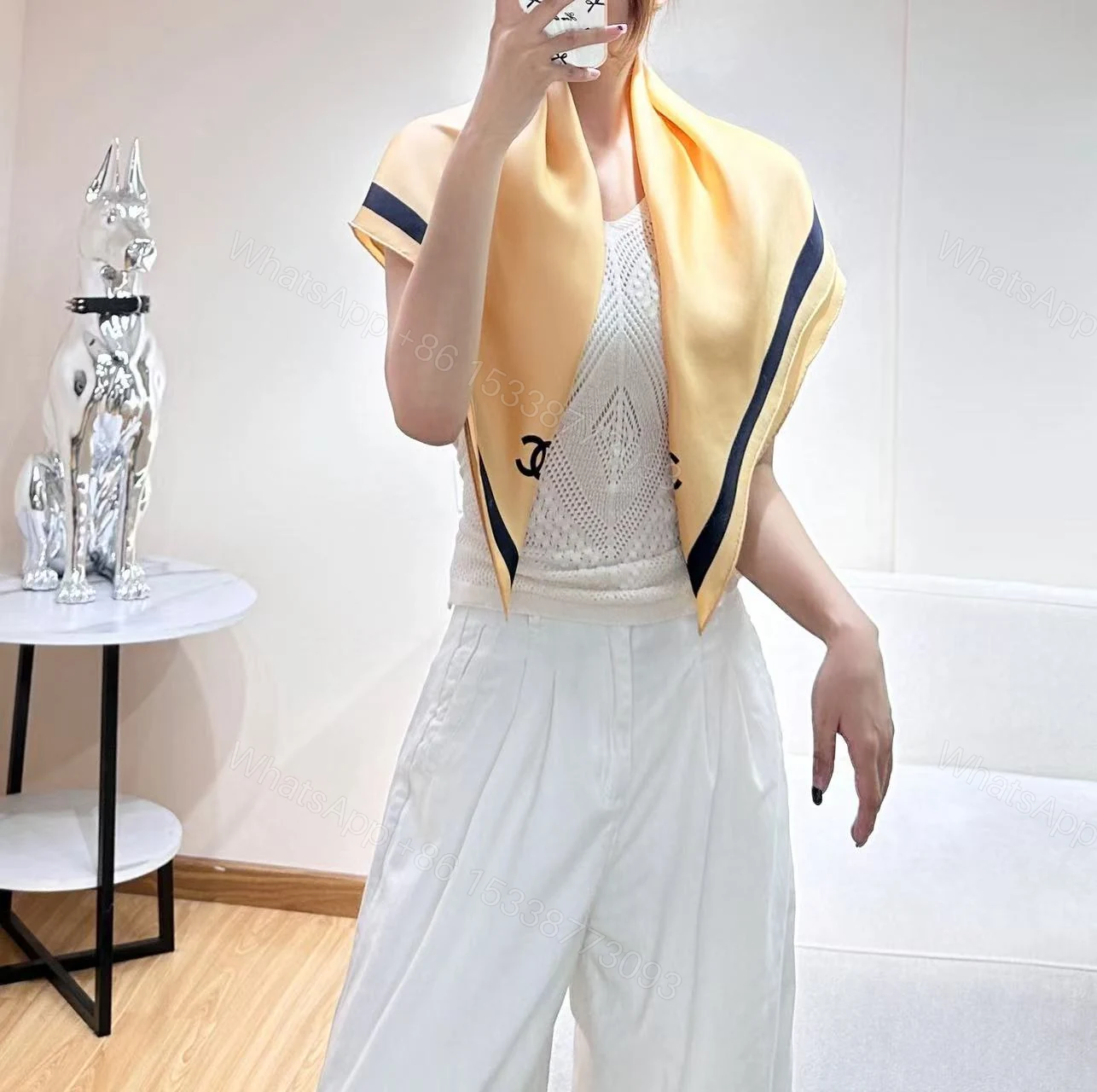 Chanel 原單絲巾 奶油杏黑邊方巾 輕奢風百搭披肩 高質感配件 — view 1
