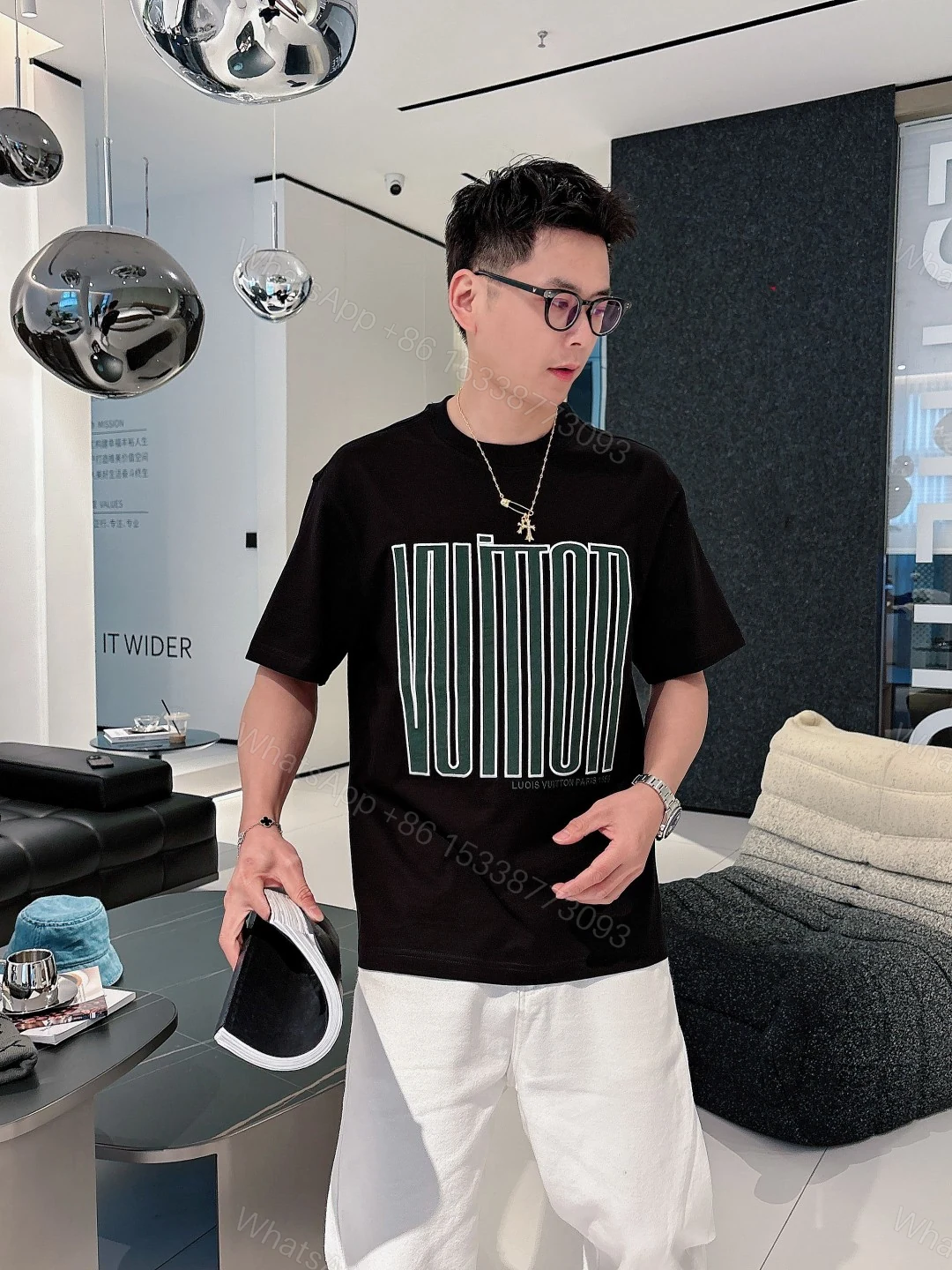 LV 一比一黑色字母印花T恤潮流百搭男士短袖T恤 — view 1