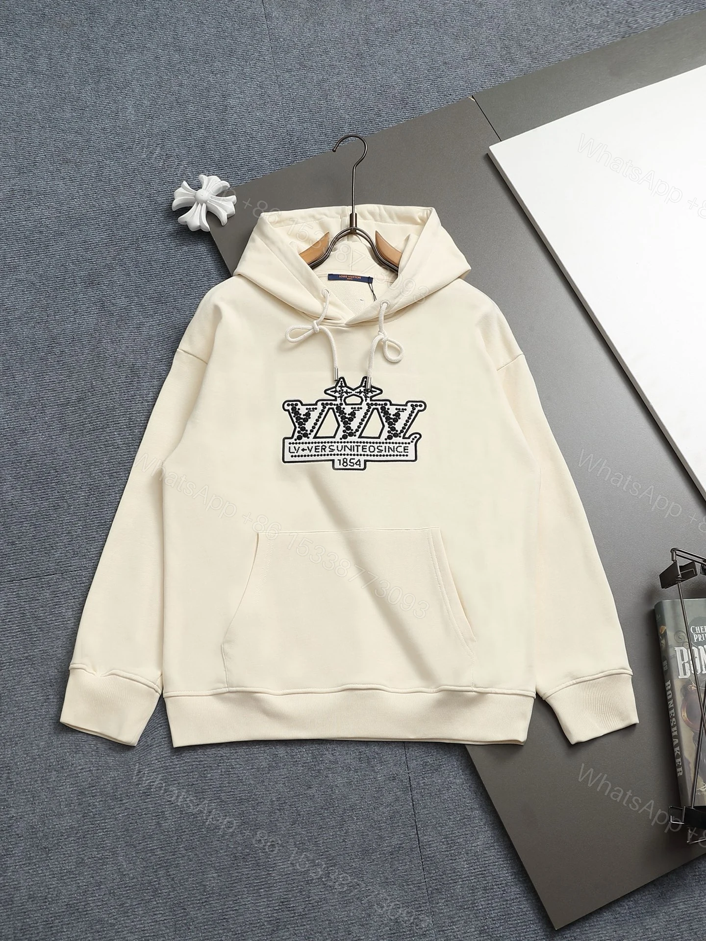 LV 高仿米白色皇冠刺繡連帽衛衣 秋冬百搭款 — view 1
