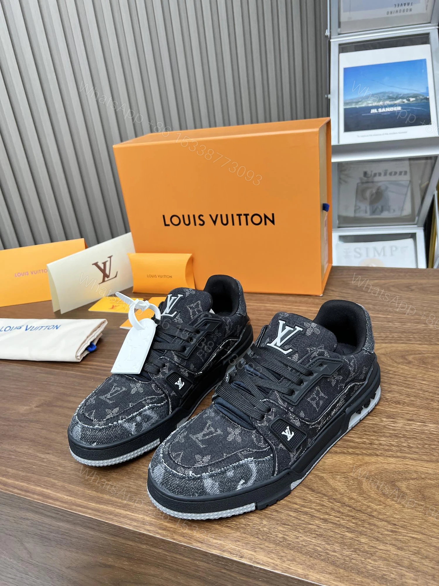 LV 高仿黑色老花運動鞋 磨舊丹寧拼皮 時尚個性版 — view 1
