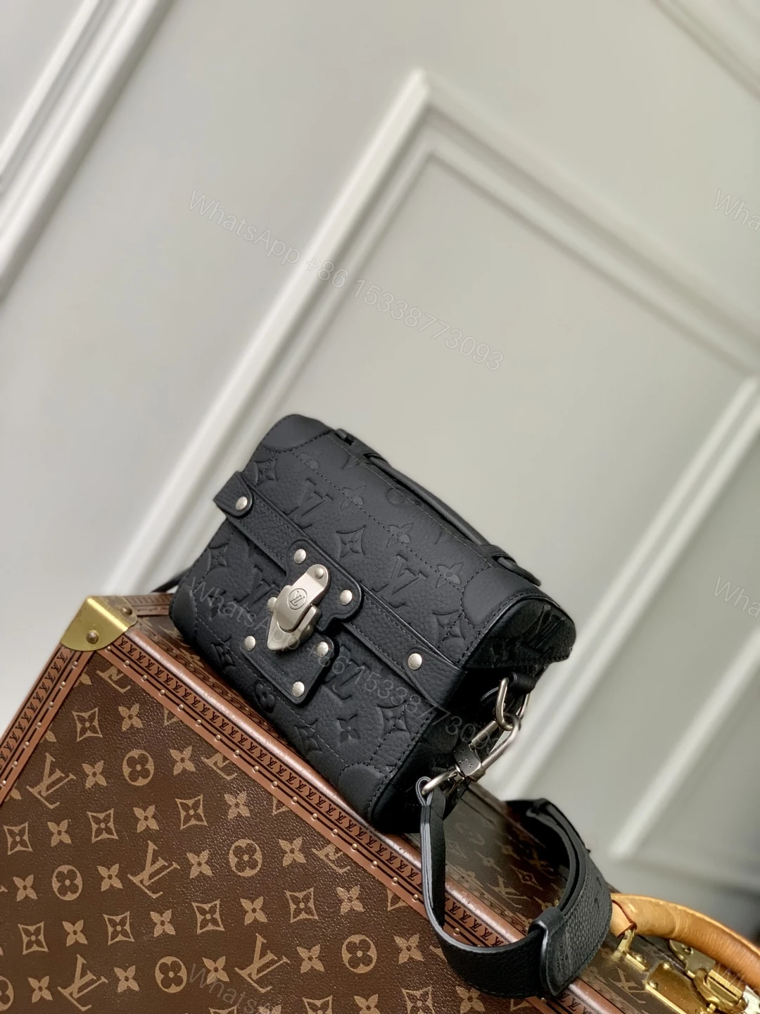LV A貨黑色硬殼斜背包 M13871 經典Monogram潮流造型 — view 1