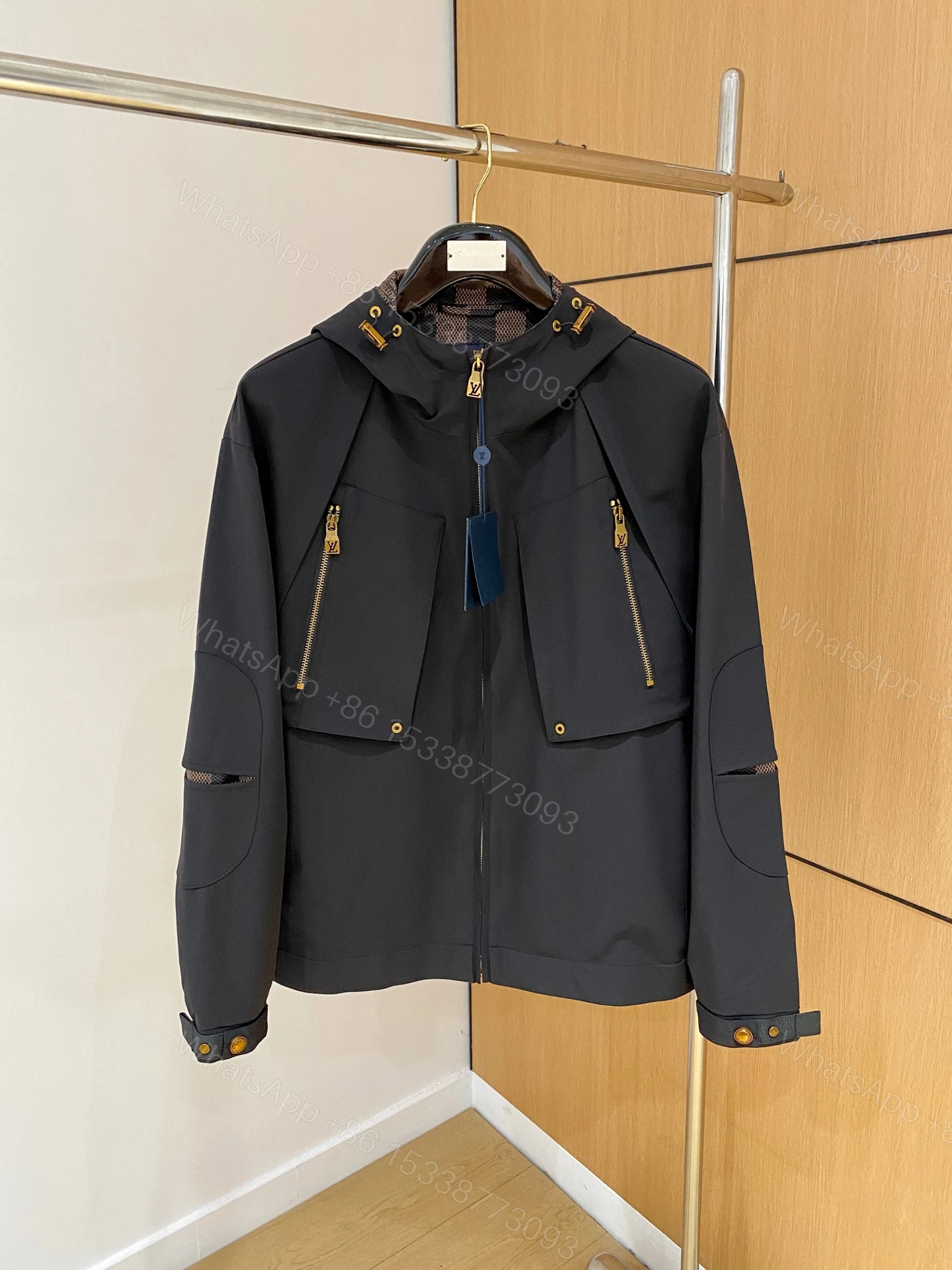 LV 高仿黑色機能連帽外套 多口袋休閒風 男士款 — view 1