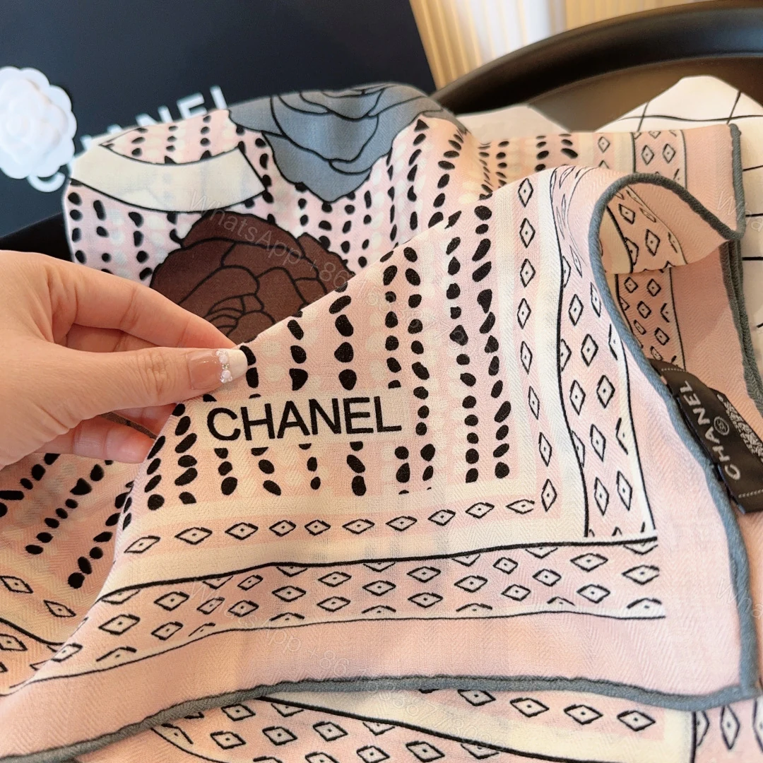 Chanel 原單幾何山茶花絲巾 粉色點陣與品牌字樣 拼接時尚新潮款 — view 1