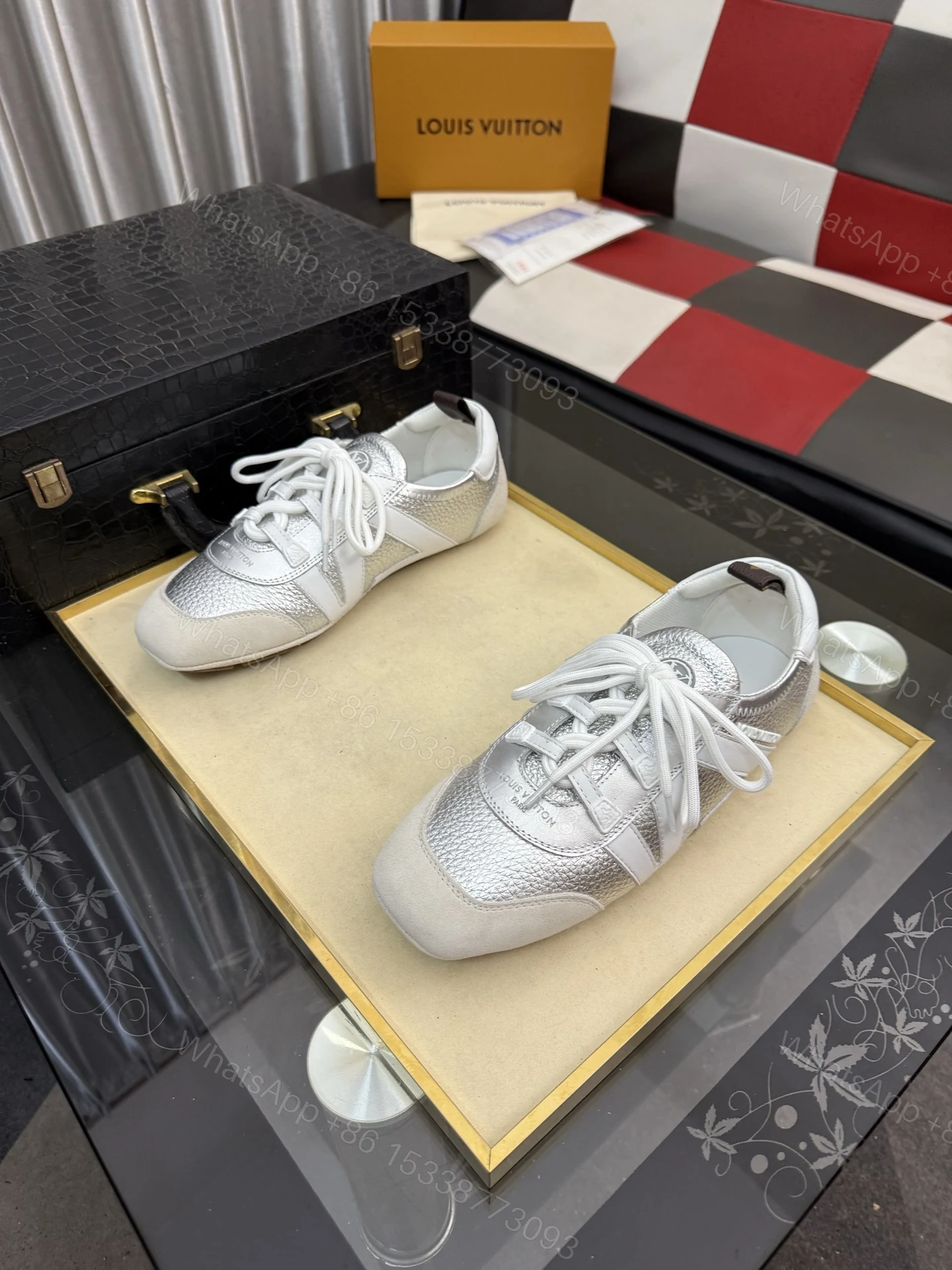 LV 一比一銀色金屬質感德訓鞋 精品百搭休閒鞋 — view 1