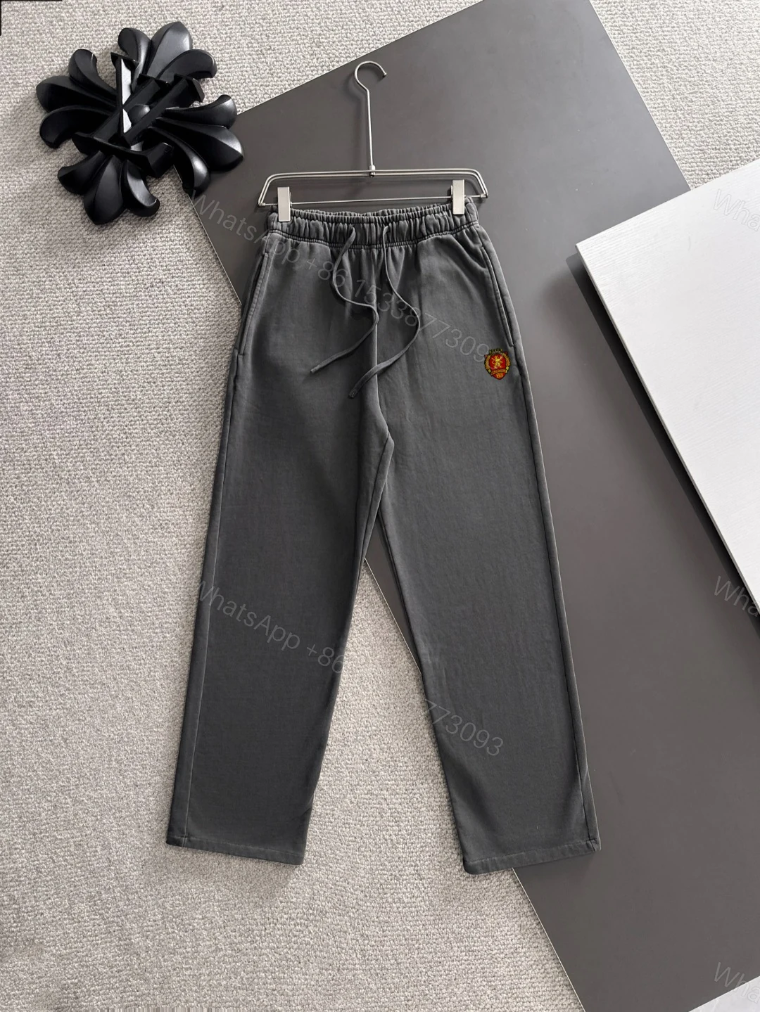 Balenciaga 一比一男士水洗黑休閒長褲 經典徽章刺繡設計 — view 1