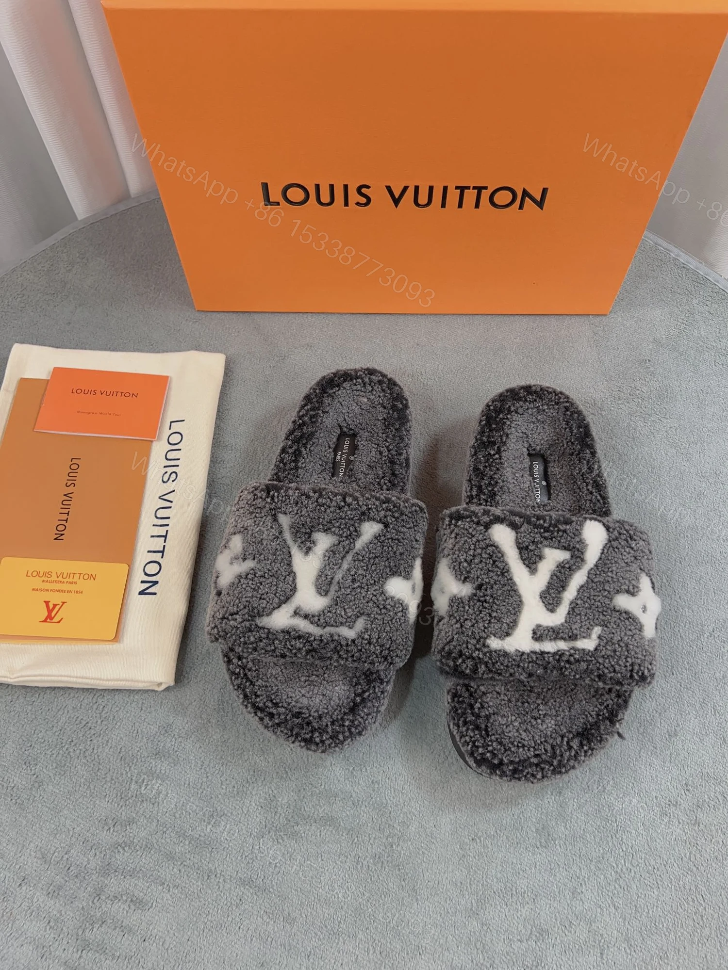 LV 高仿毛絨拖鞋 深灰白大LOGO休閒款 — view 1