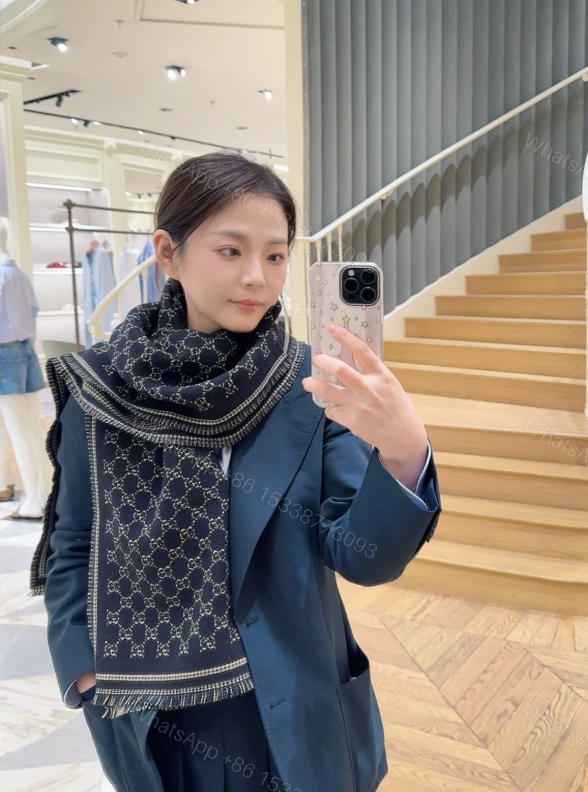 Gucci 一比一黑金GG刺繡圍巾|時尚亮線設計吸睛款 — view 1