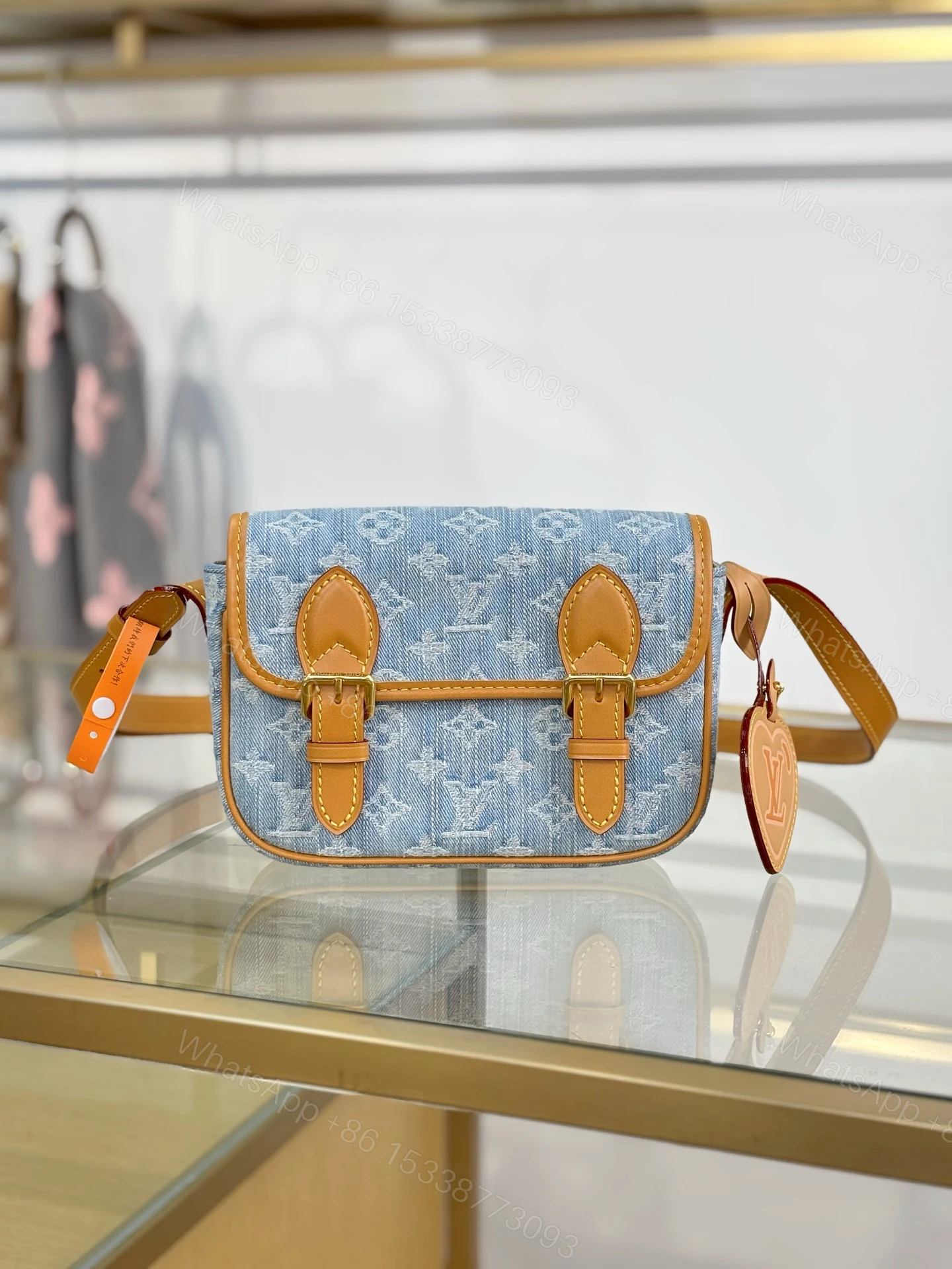 LV 原單 牛仔老花斜挎包 雙扣翻蓋小包 — view 1