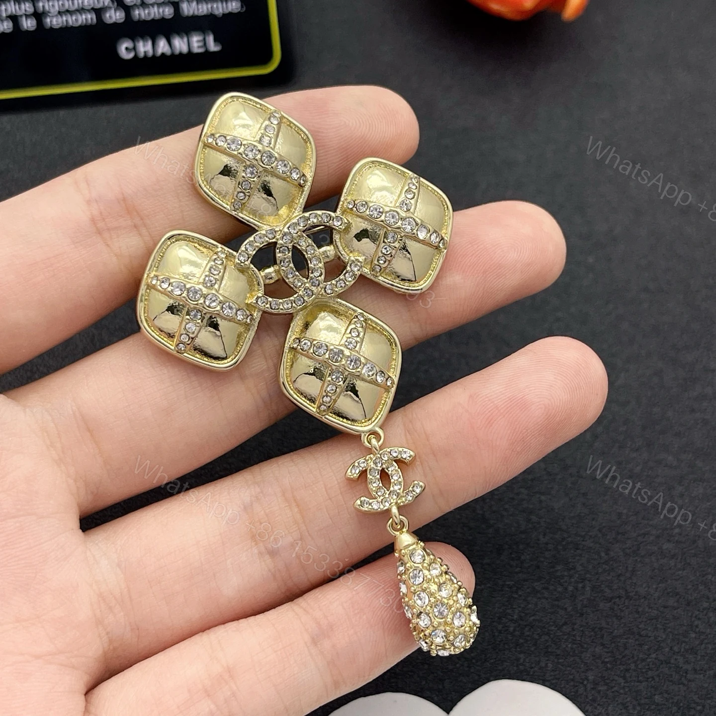 Chanel 方格水鑽胸針 A貨 金色垂墜設計 華麗精品穿搭配件 — view 1