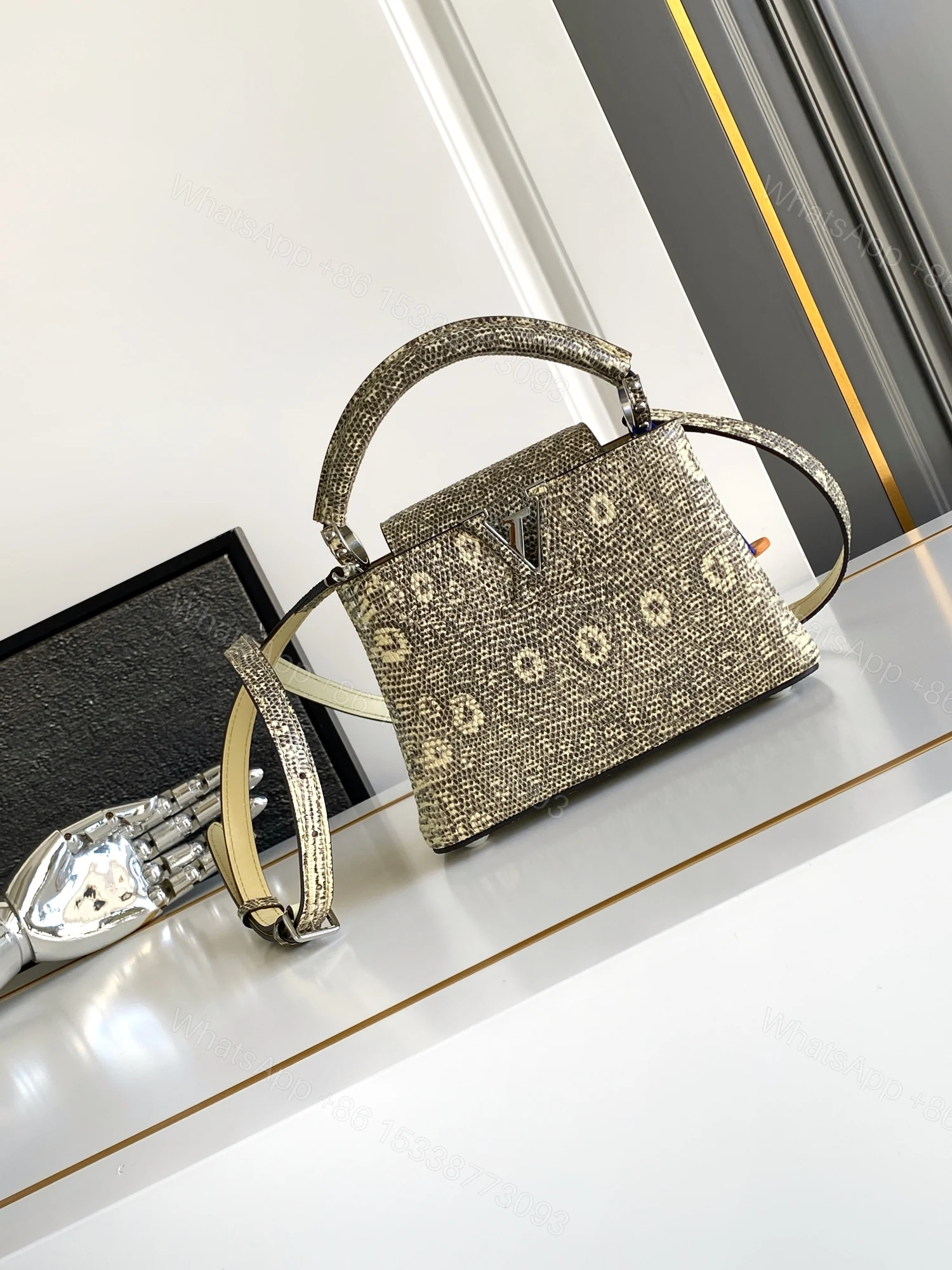 LV 高仿 女款 Capucines 蛇紋手提包 高級斜背包 — view 1