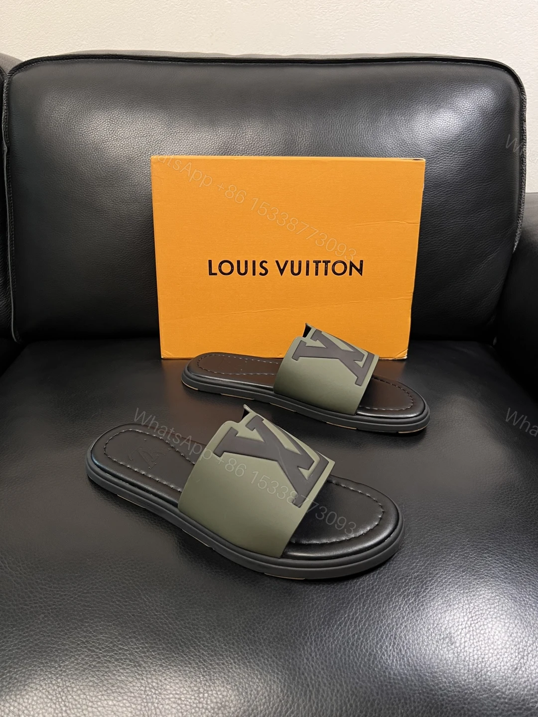 LV A貨 男款 拖鞋 軍綠色 大Logo設計 潮流戶外風 — view 1