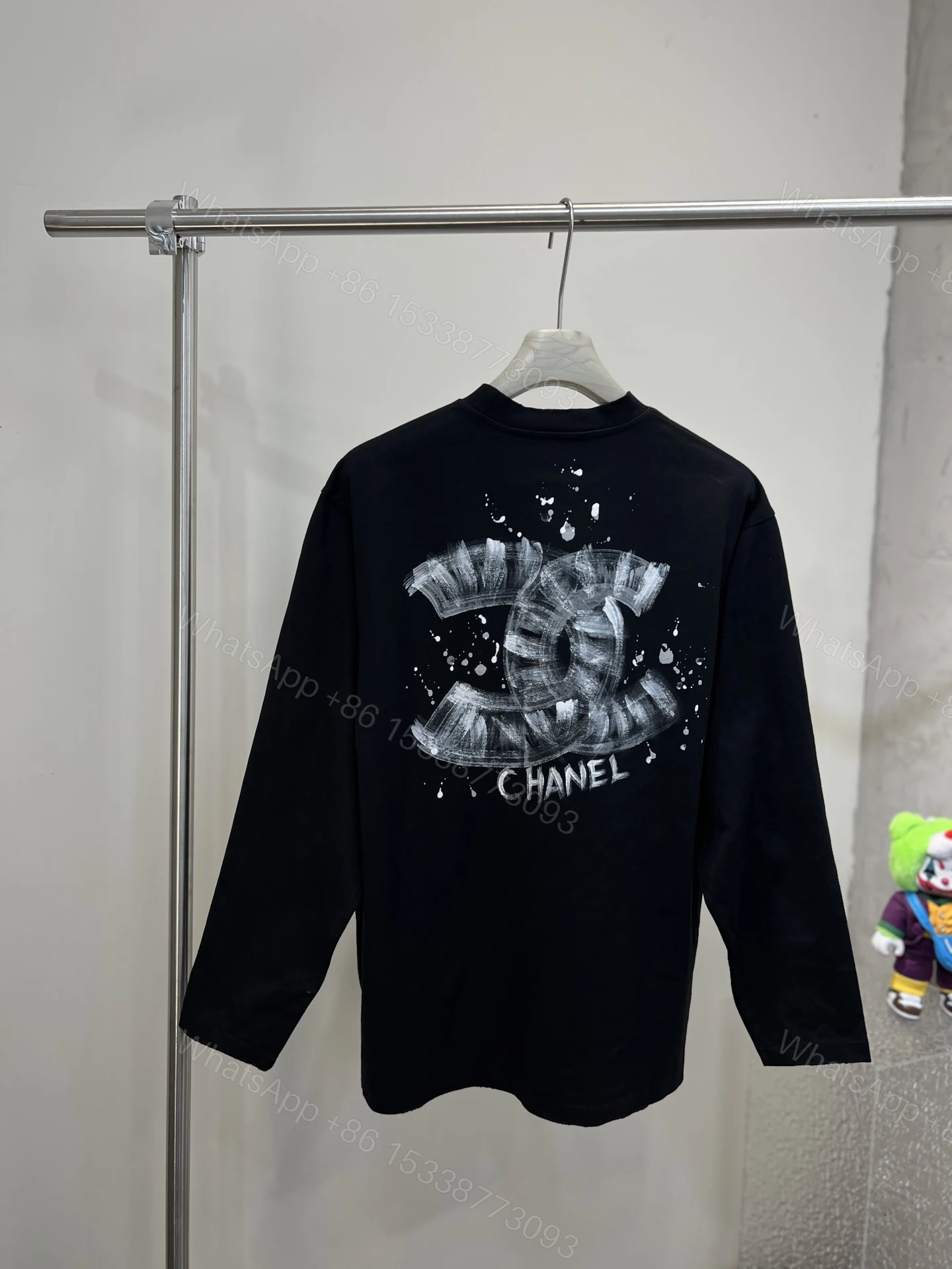 Chanel一比一黑色塗鴉LOGO長袖T恤 街頭潮流風格吸睛設計 — view 1