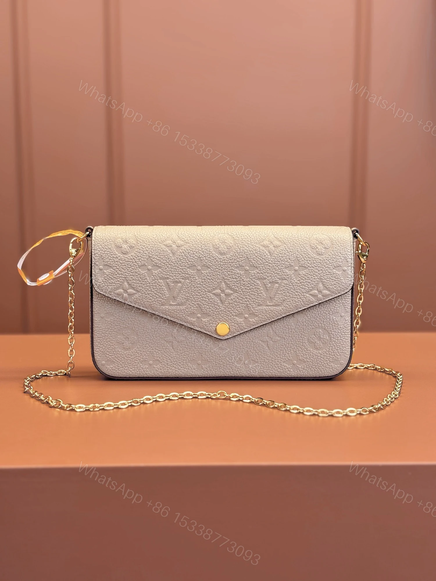 LV 一比一奶茶灰Monogram信封包 M82609 鏈條輕奢感 — view 1