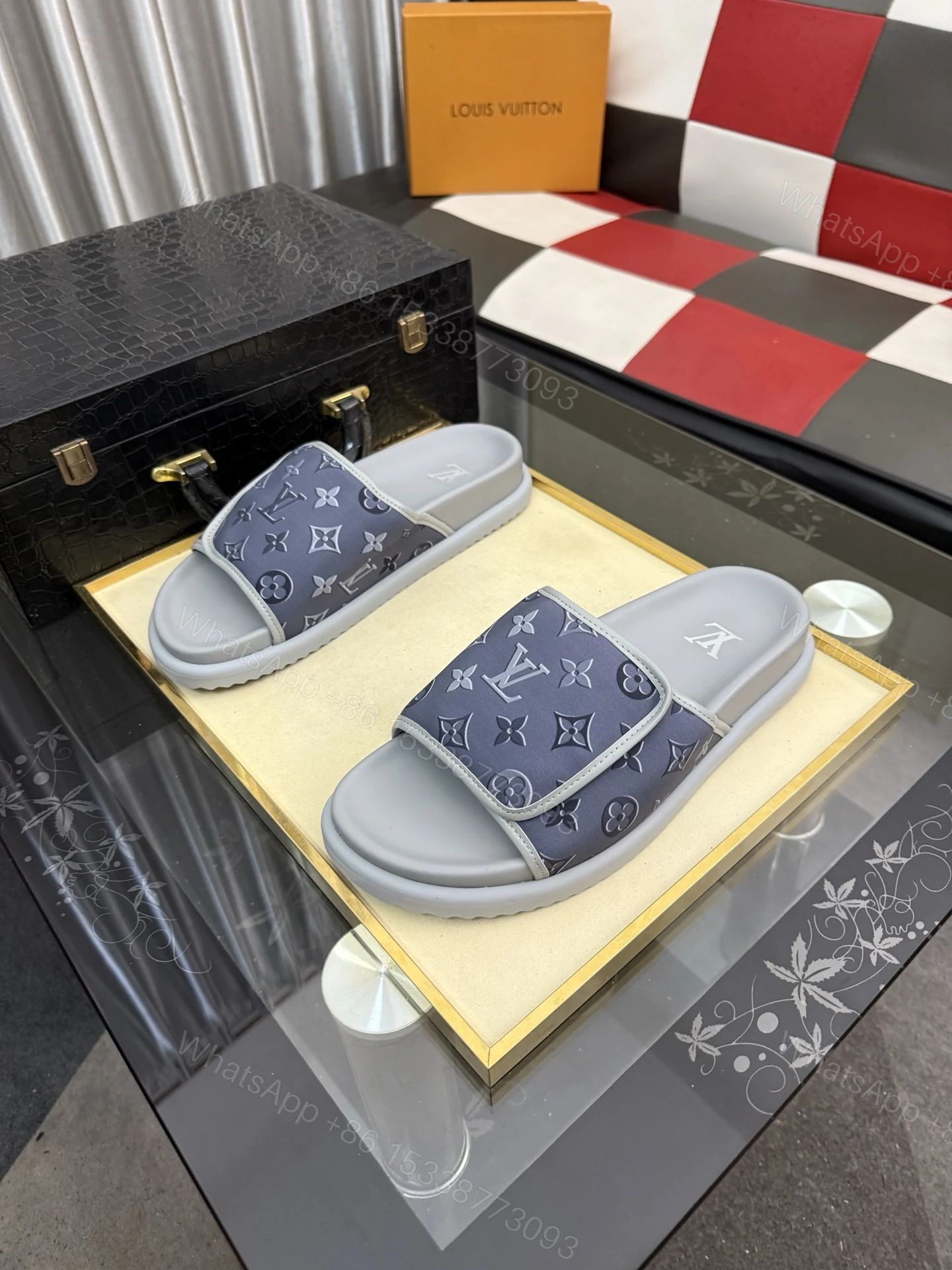 LV A貨 男款 Monogram拖鞋 淺灰色極簡風 百搭休閒款 — view 1