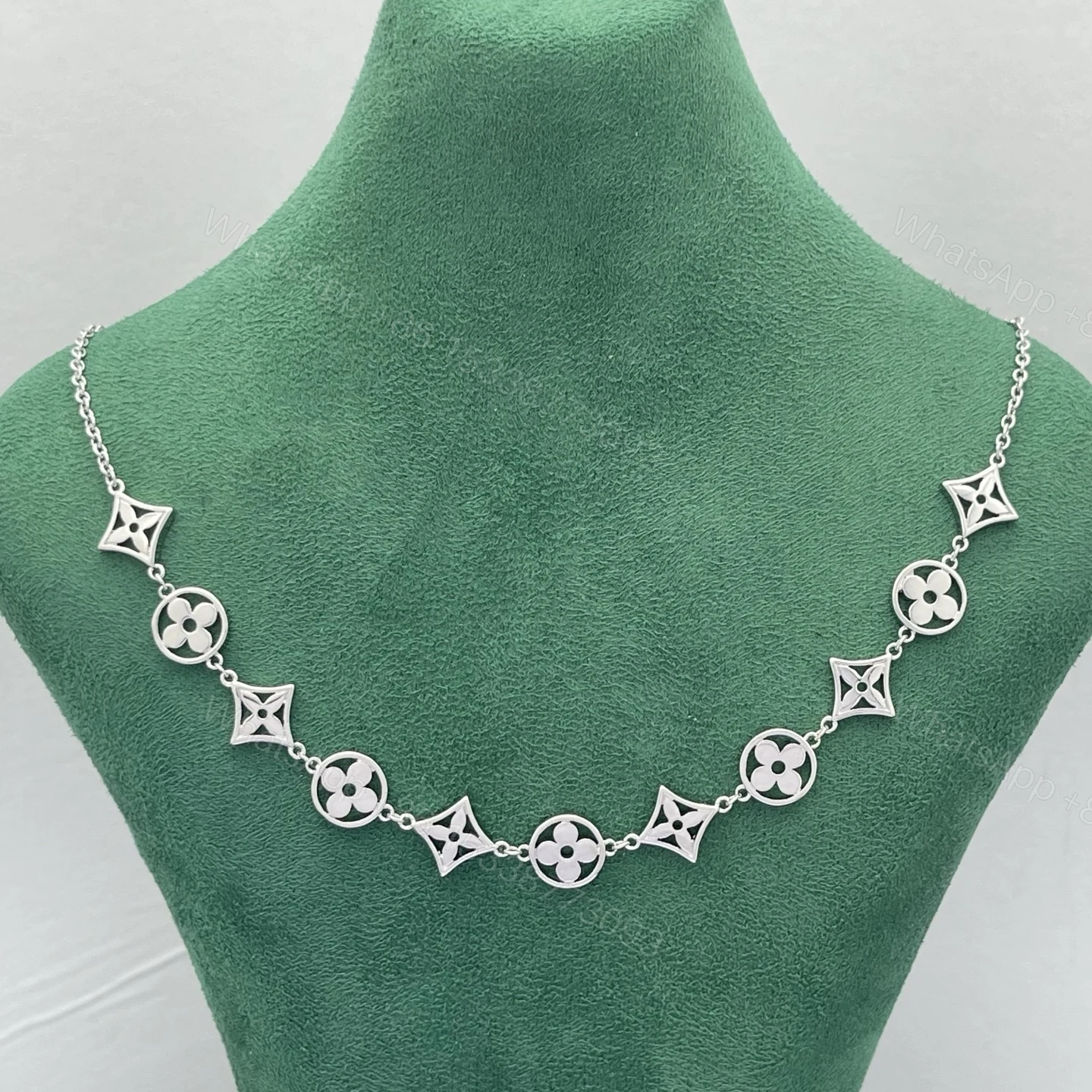 LV原單銀色Monogram花形項鍊冷調時尚精品 — view 1