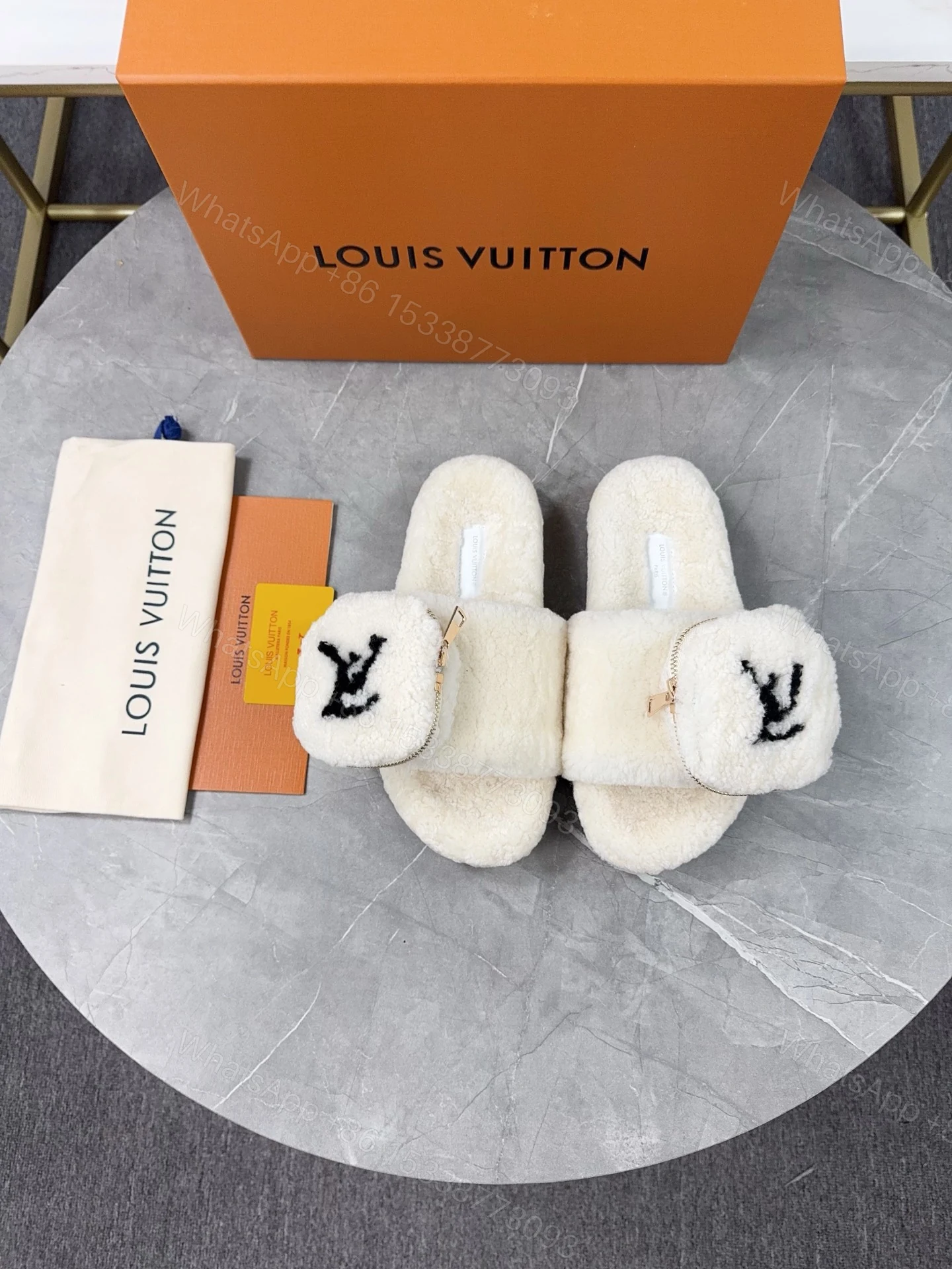 LV 高仿毛絨拖鞋 奶白小口袋設計冬季款 — view 1