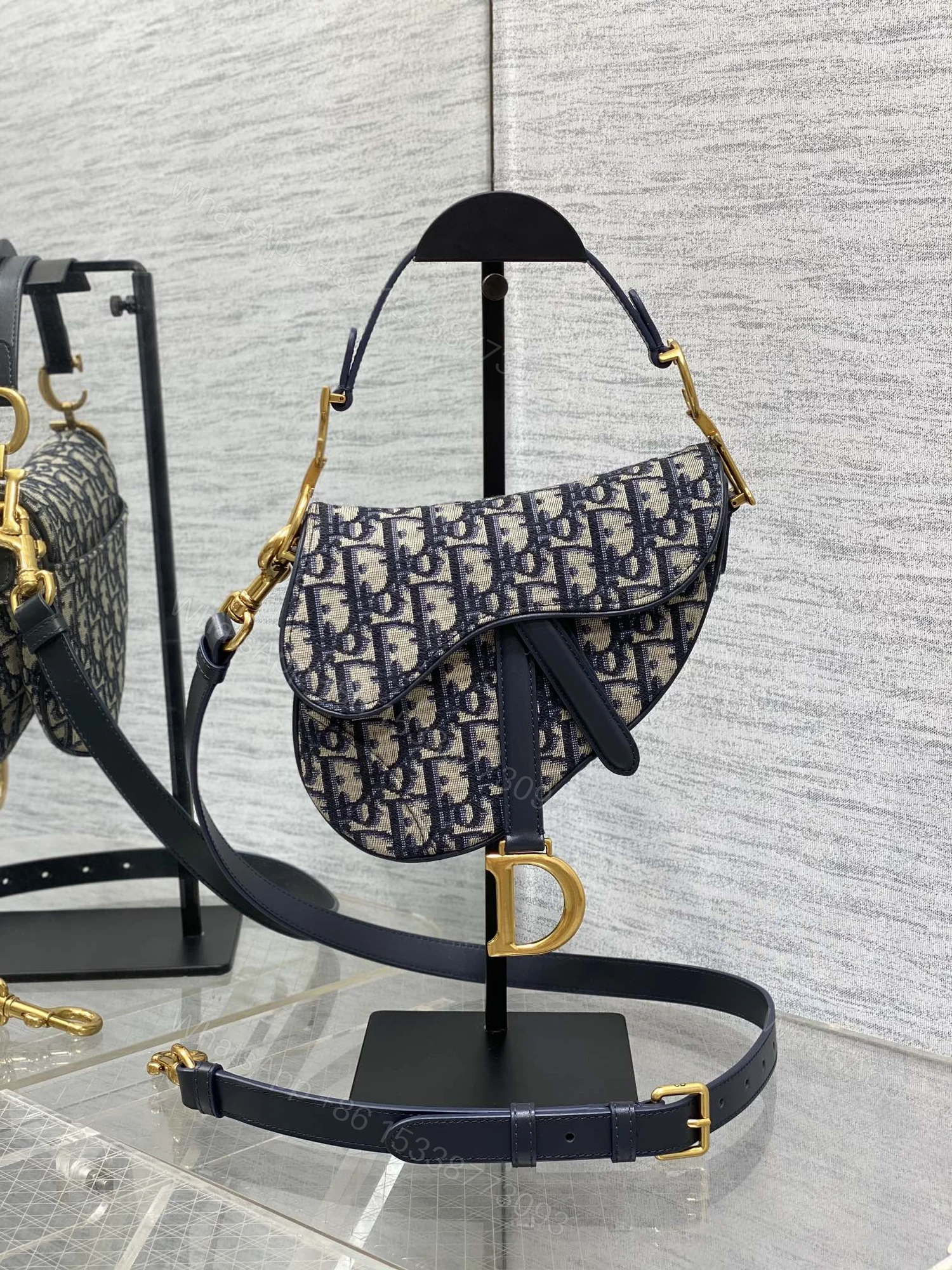 Dior高仿女款老花馬鞍包 金屬D扣復古風百搭設計 — view 1