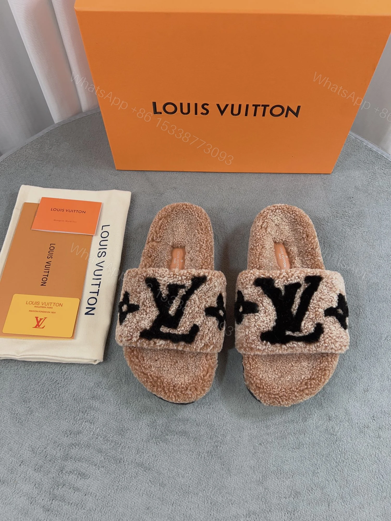 LV 高仿毛絨拖鞋 卡其色大LOGO刺繡款 — view 1