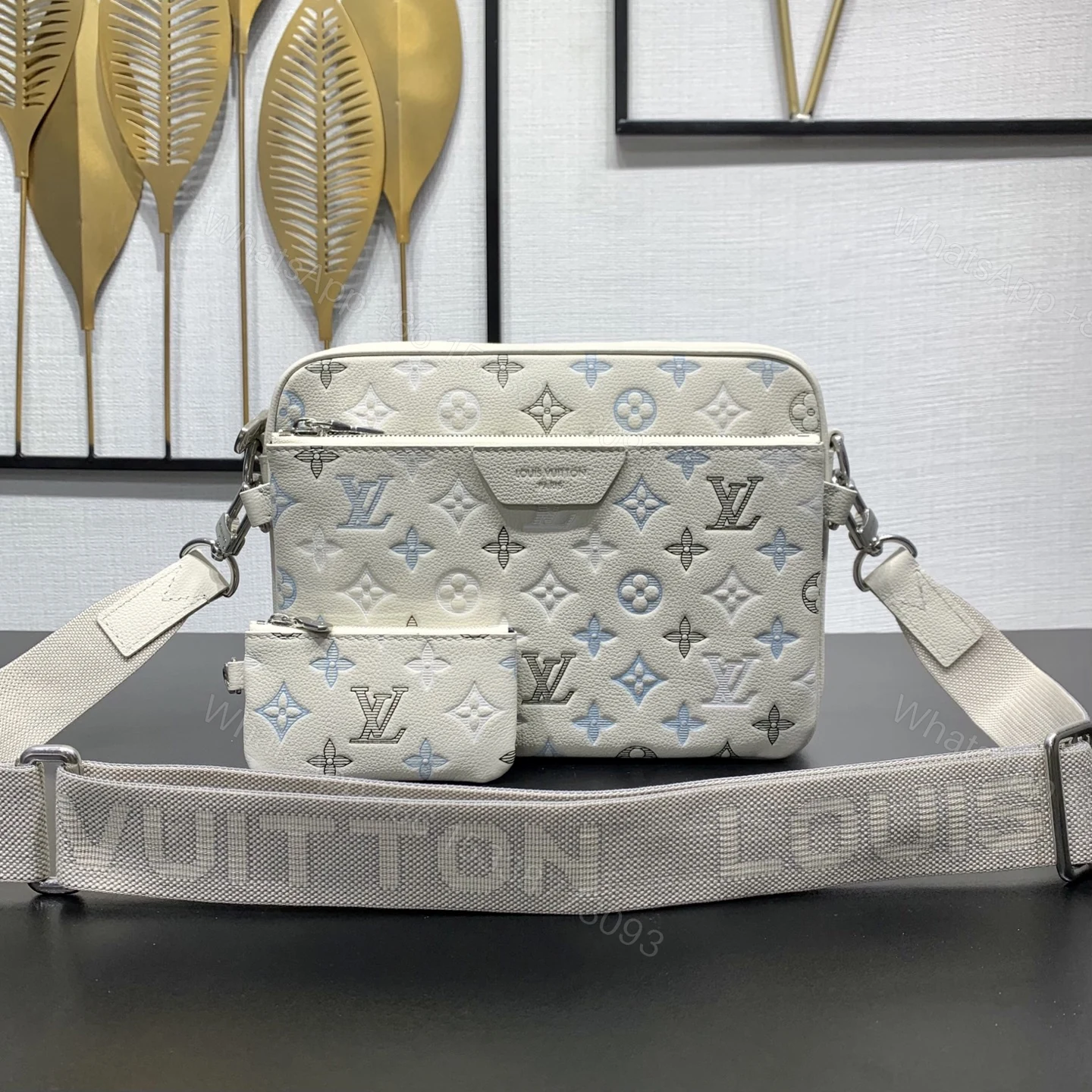 LV 高仿 女款 壓紋相機包 白色斜背包 輕奢百搭款 — view 1