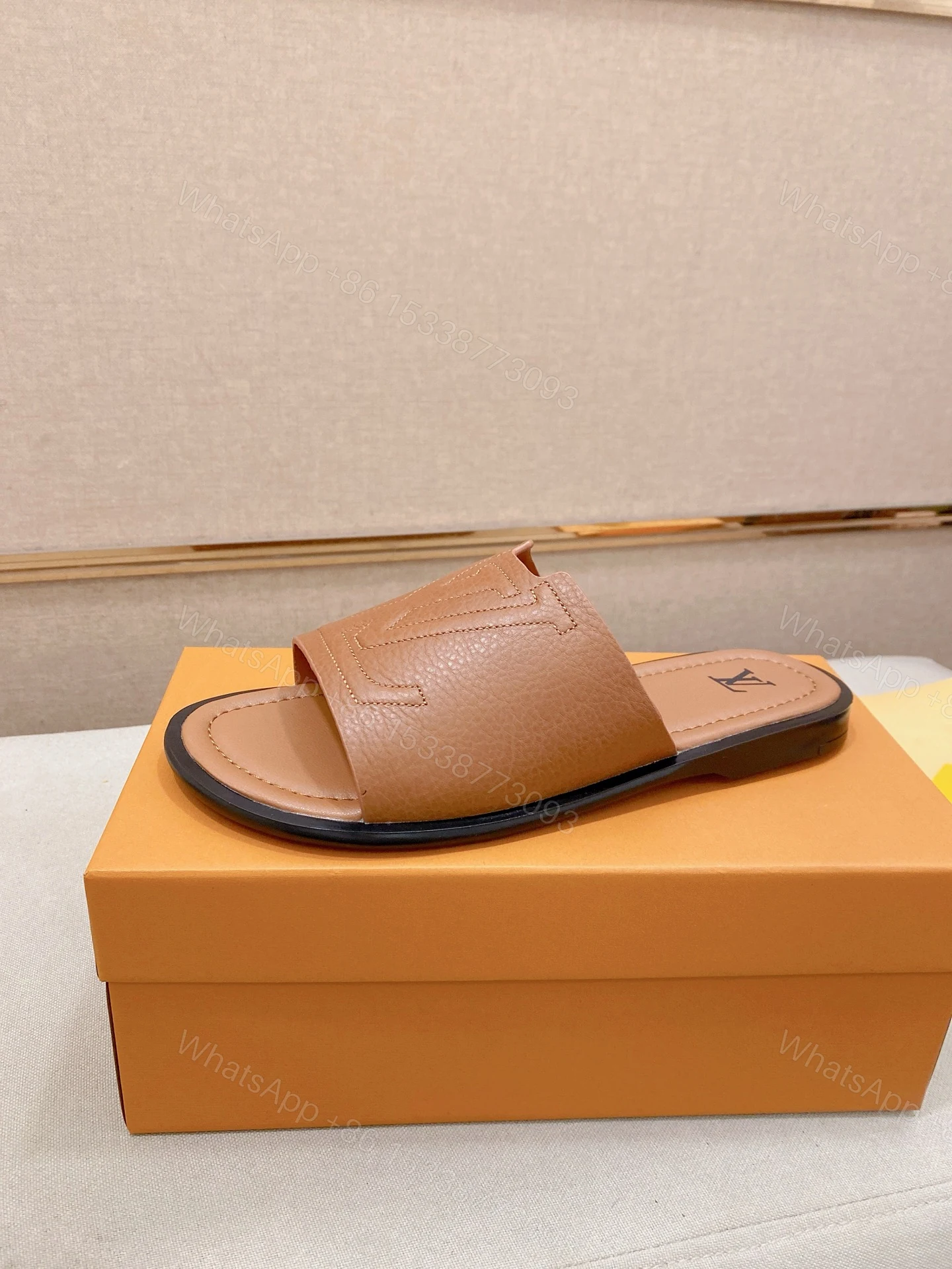 LV 原單 男款拖鞋 深咖色經典設計 輕奢休閒風 — view 1