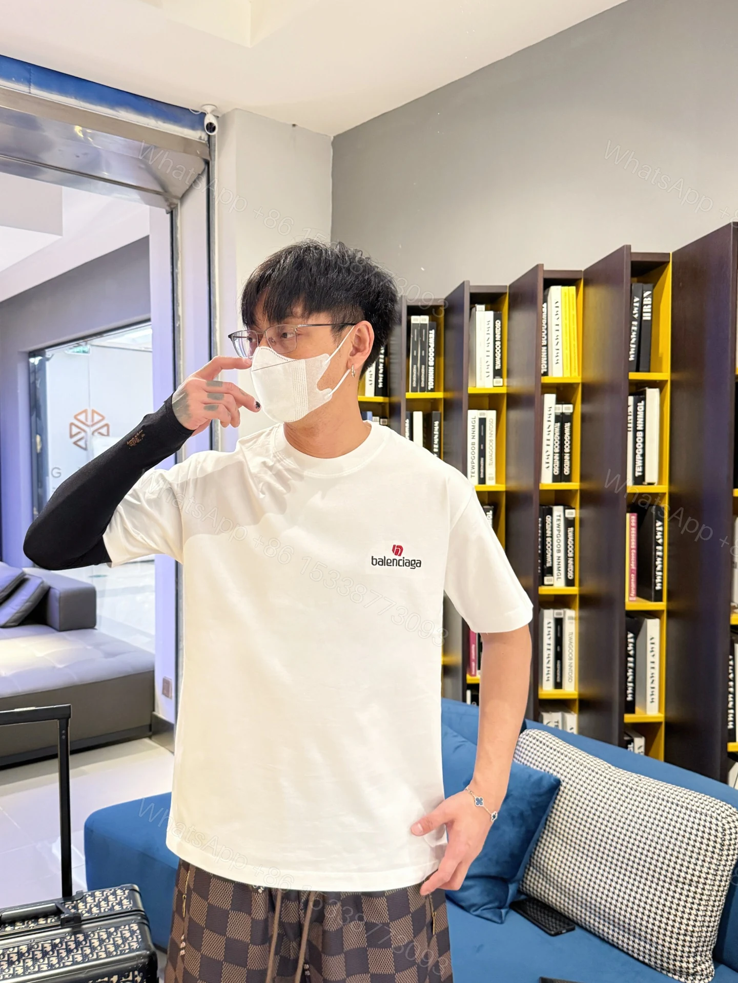 Balenciaga 高仿T恤 男款白色簡約小LOGO寬鬆短袖上衣 — view 1