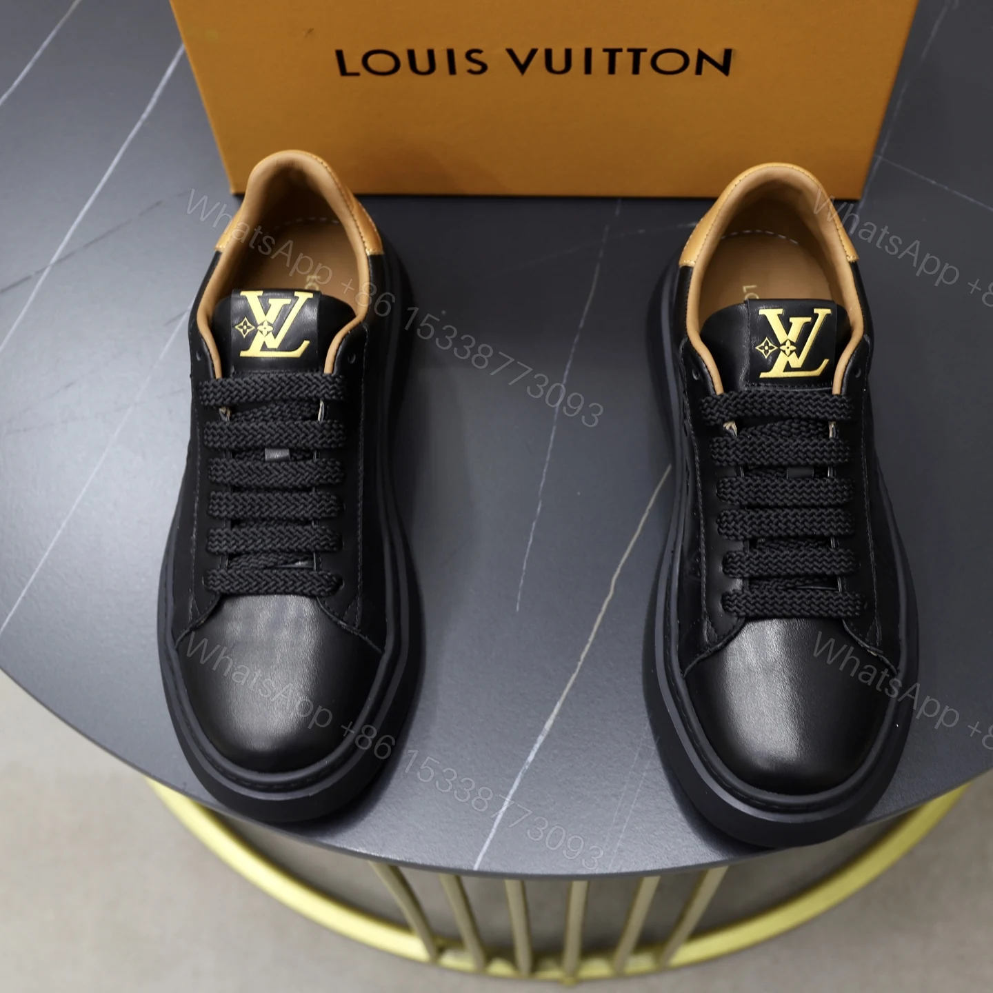LV 一比一黑色簡約休閒鞋 經典金標細節百搭實用款 — view 1