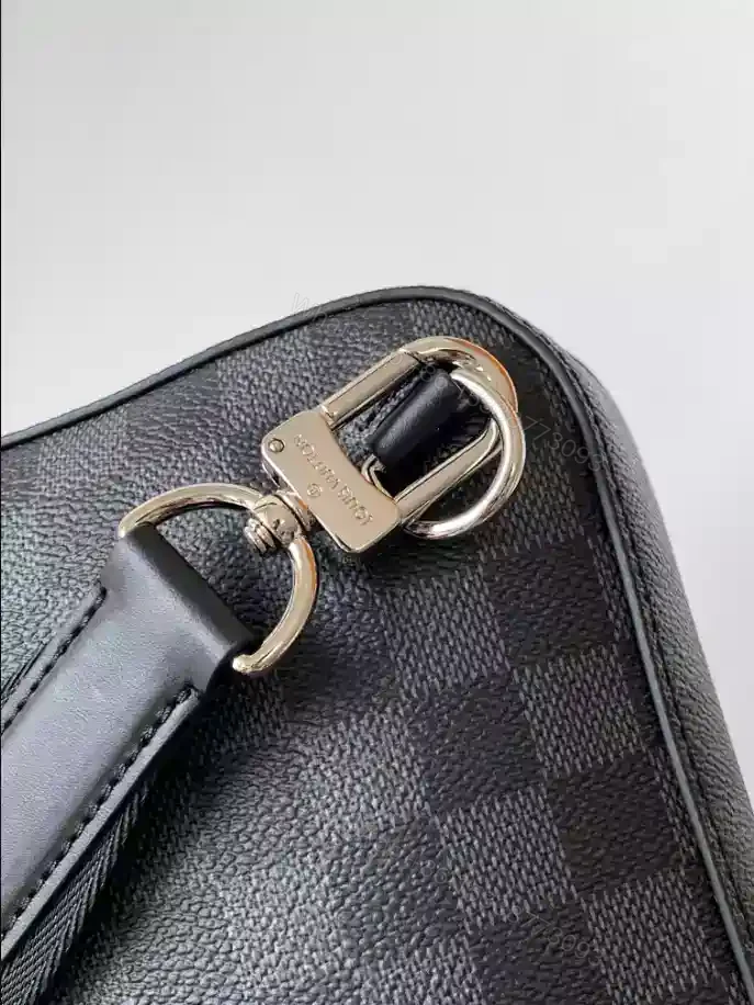 View 7 of LOUIS VUITTON AVENUE SLINGBAG NM – LBV415