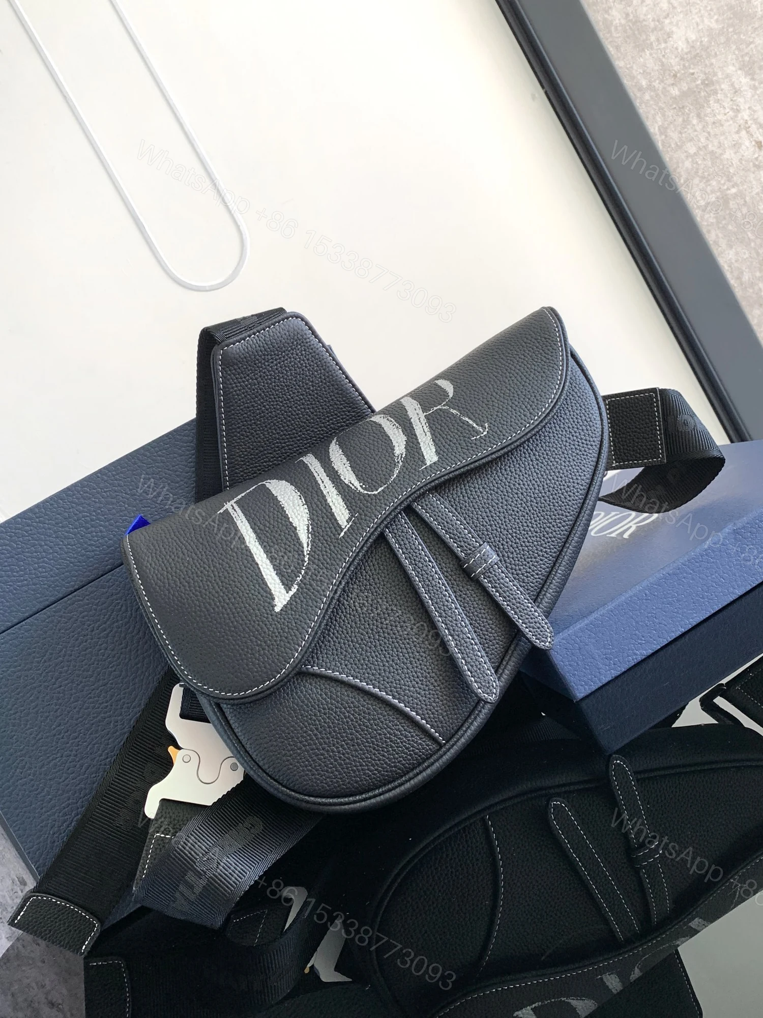 Dior精品仿製男款大LOGO馬鞍包 黑皮白字視覺焦點款 — view 1