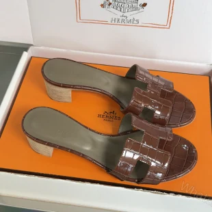 Hermès Replica Oran Heeled Sandals Brown Croc — view 1
