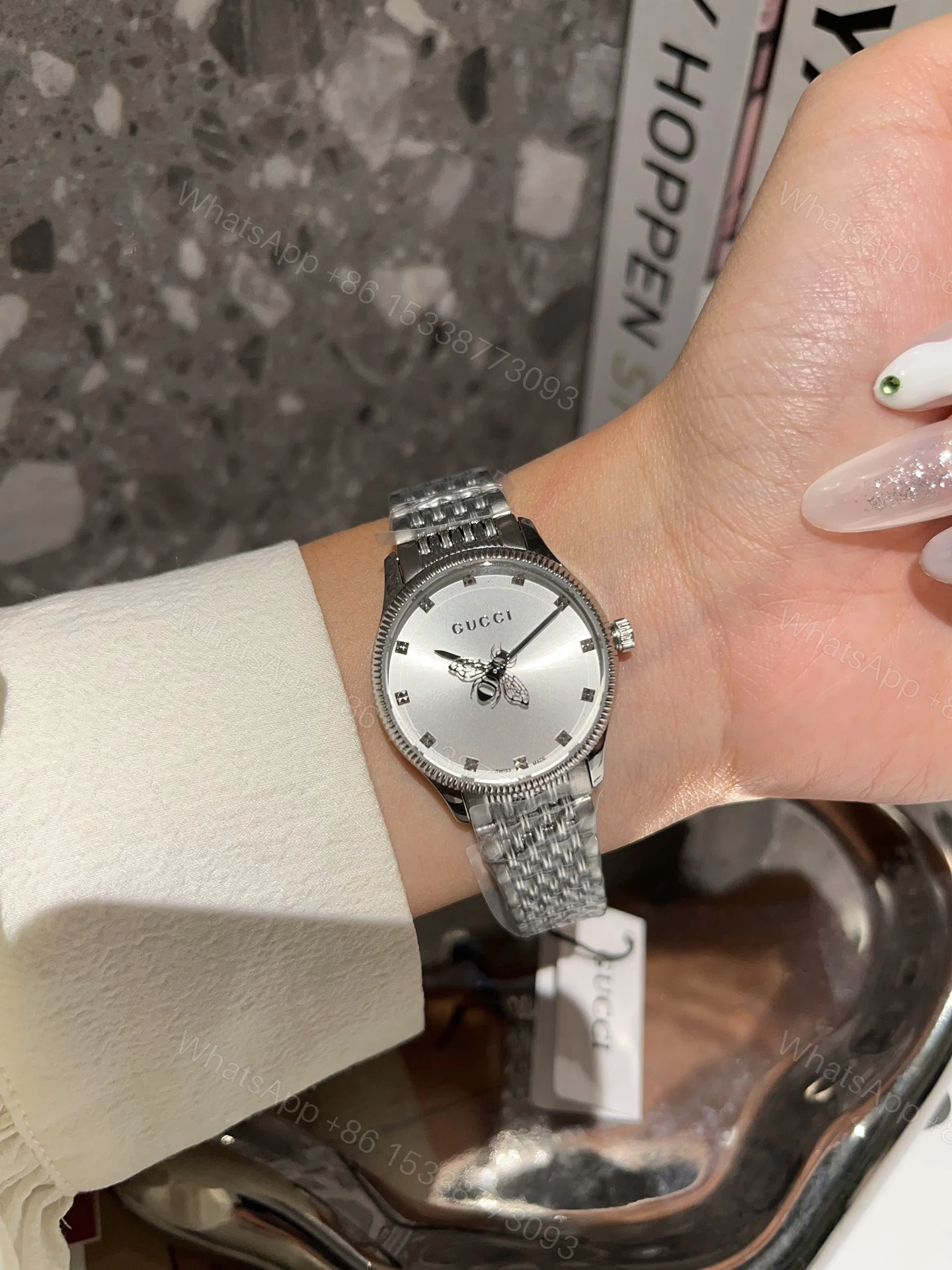 Gucci高仿女錶Timeless銀色細鍊蜜蜂LOGO優雅小錶面款 — view 1