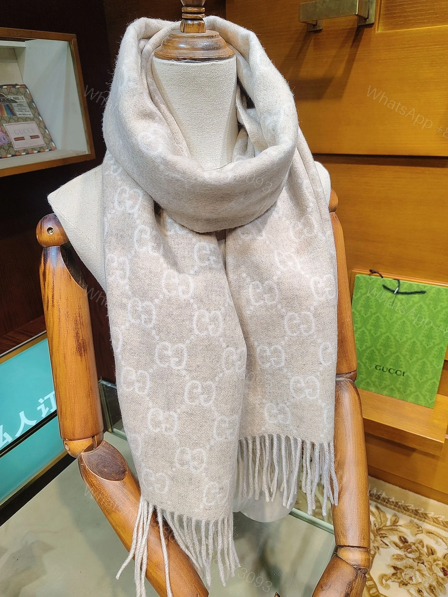 Gucci精品仿製圍巾奶白色毛呢流蘇女款柔軟親膚 — view 1