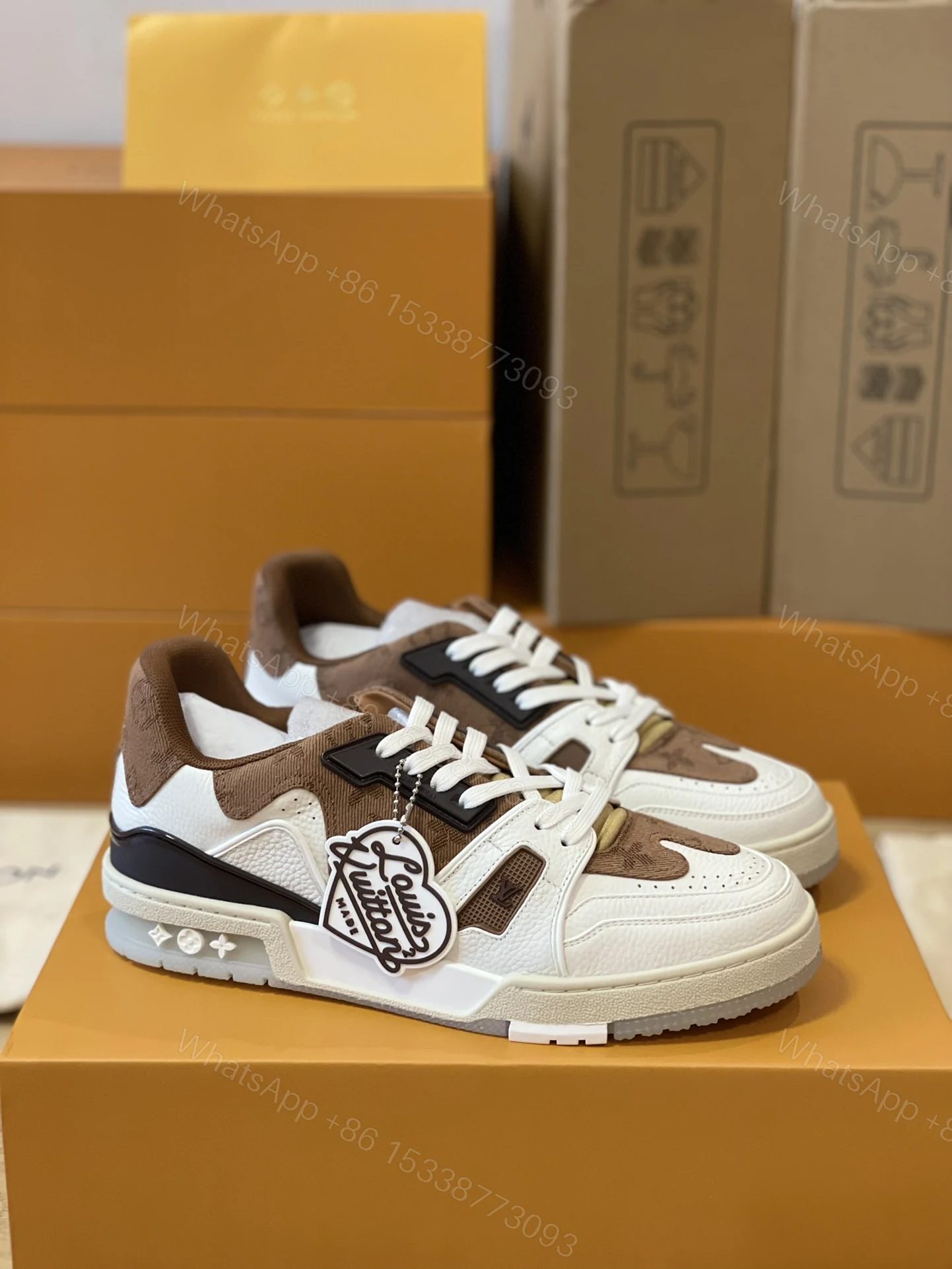 LV 精品仿製復古棕拼色運動鞋 經典Logo愛心吊飾款 — view 1
