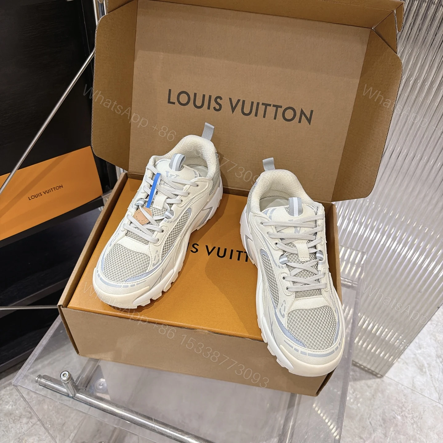 LV 高仿 Run Away 米白網布老爹運動鞋 輕量透氣休閒鞋款 — view 1