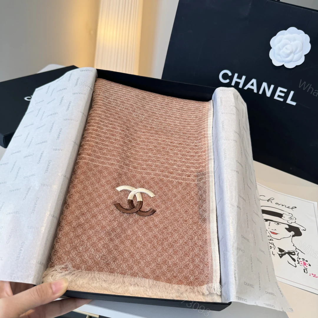 Chanel 原單女士菱格圖騰圍巾 摩卡棕色雙C點綴 舒適流蘇設計 — view 1