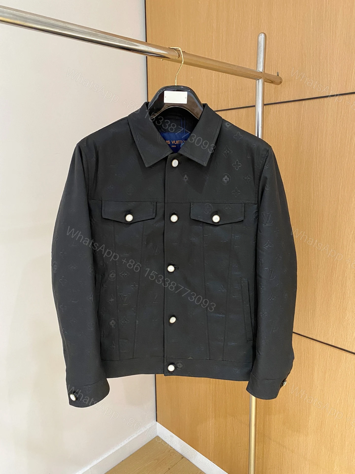 LV A貨黑色皮革外套 Monogram壓紋挺版設計 — view 1