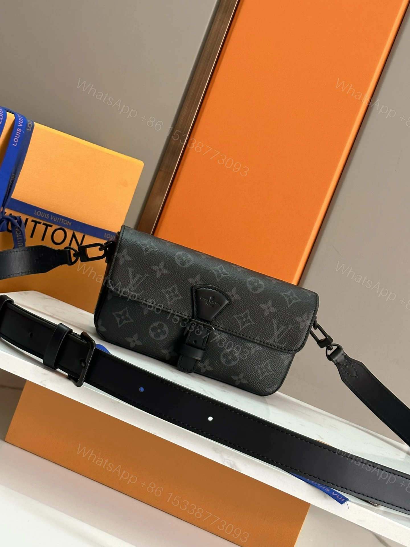 LV M81555 高仿壓紋腰包 斜背信封款 男士精品黑灰Monogram — view 1