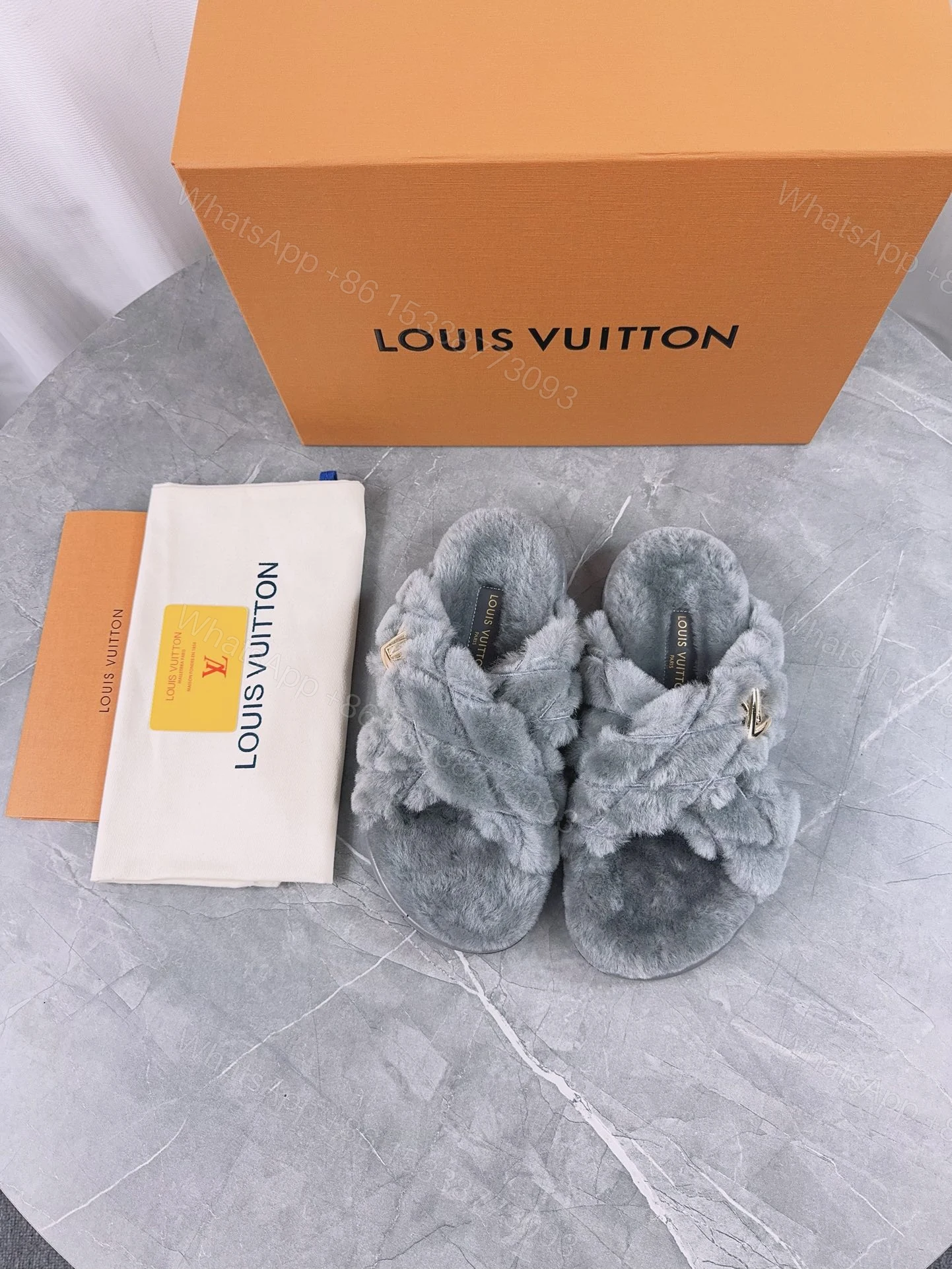 LV 高仿毛絨交叉拖鞋 灰色款 典雅舒適 — view 1