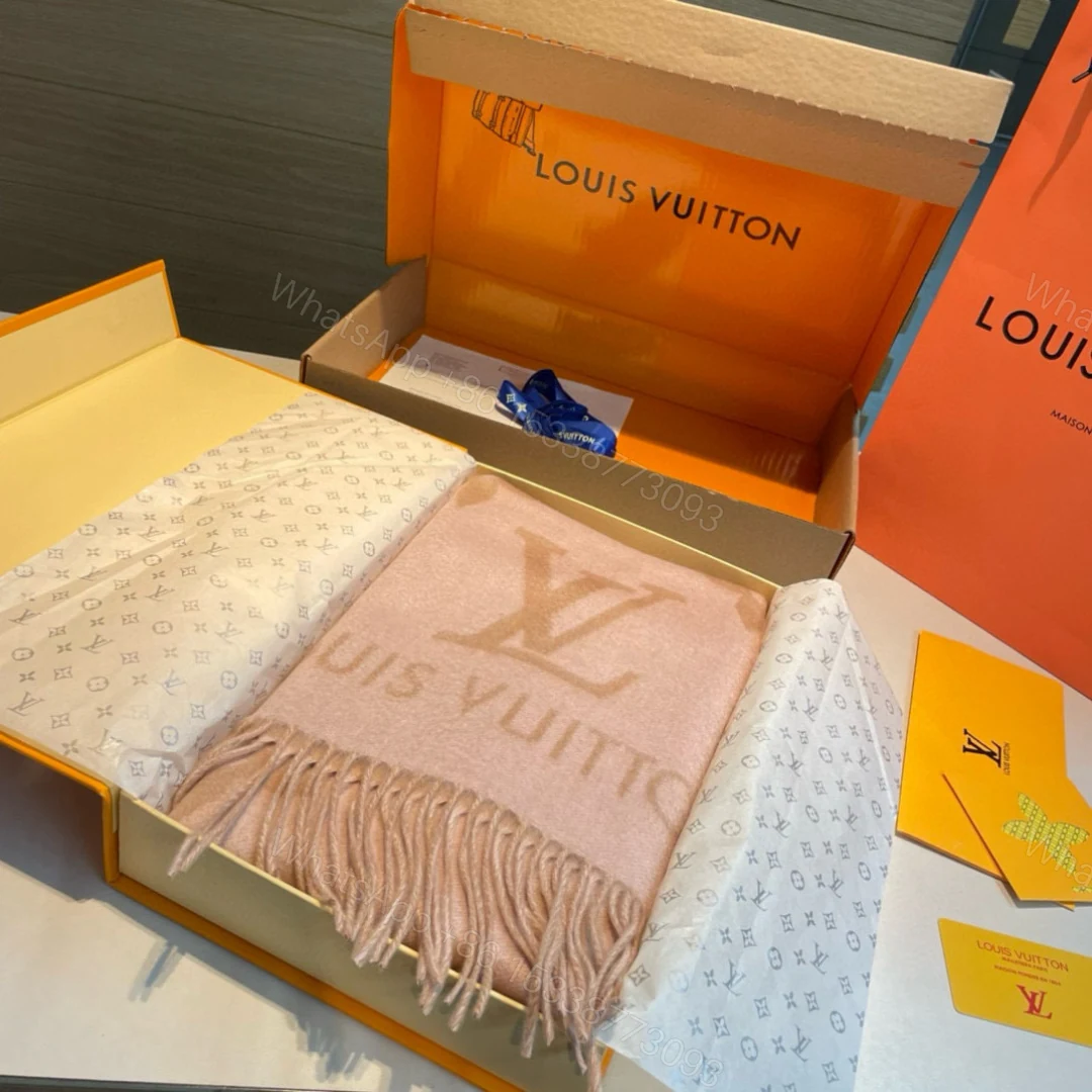 LV 原單圍巾 粉駝色大LOGO流蘇 柔軟保暖款 — view 1